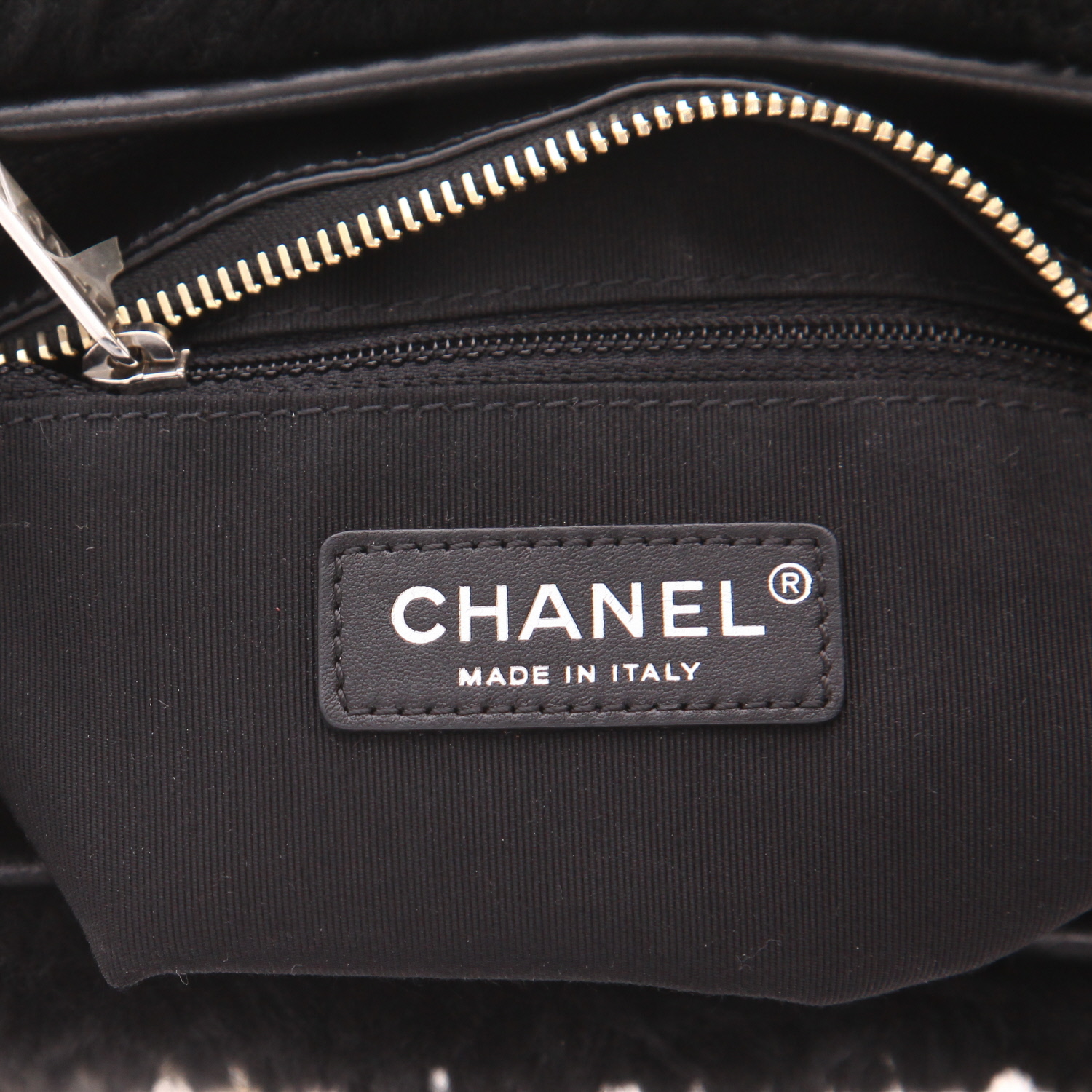Chanel  Gabrielle  small model  shoulder bag  in black leather  and black synthetic furr - Detail D2