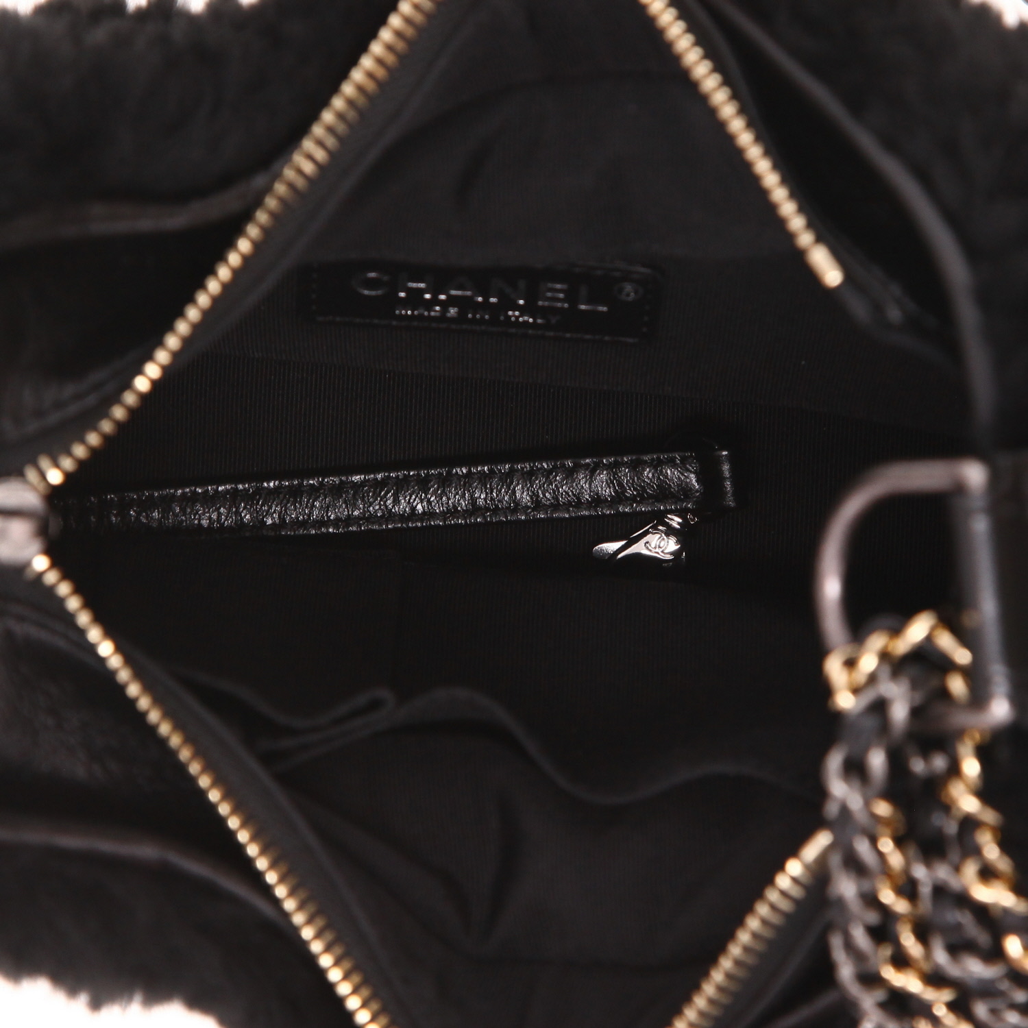 Bolso bandolera Chanel  Gabrielle  modelo pequeño  en cuero negro y piel sintética negra - Detail D3