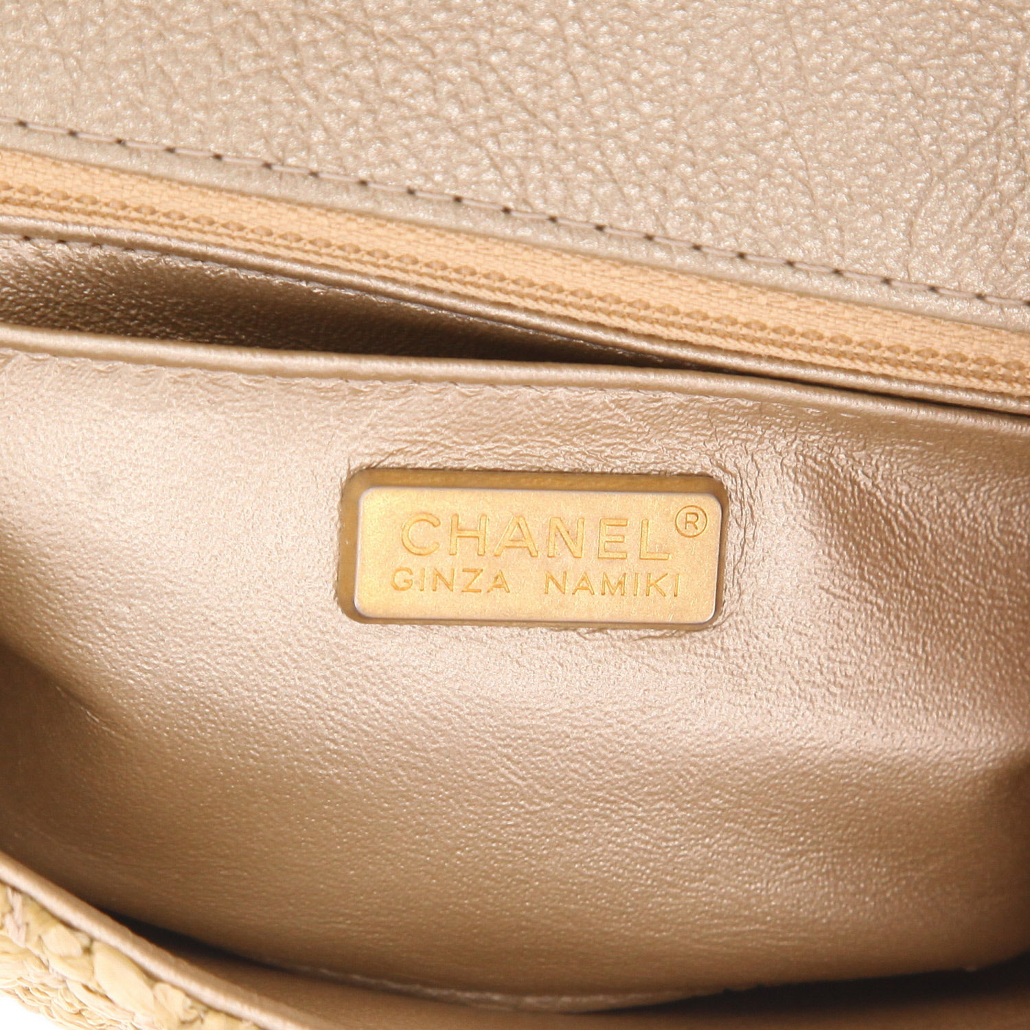 Chanel  Mini Timeless shoulder bag  in beige raphia  and gold leather - Detail D2