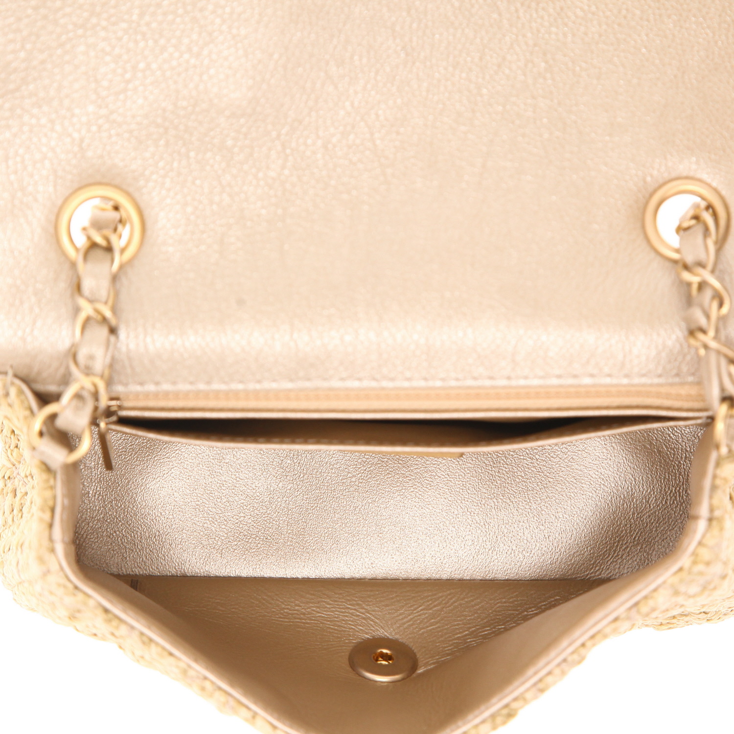 Chanel  Mini Timeless shoulder bag  in beige raphia  and gold leather - Detail D3