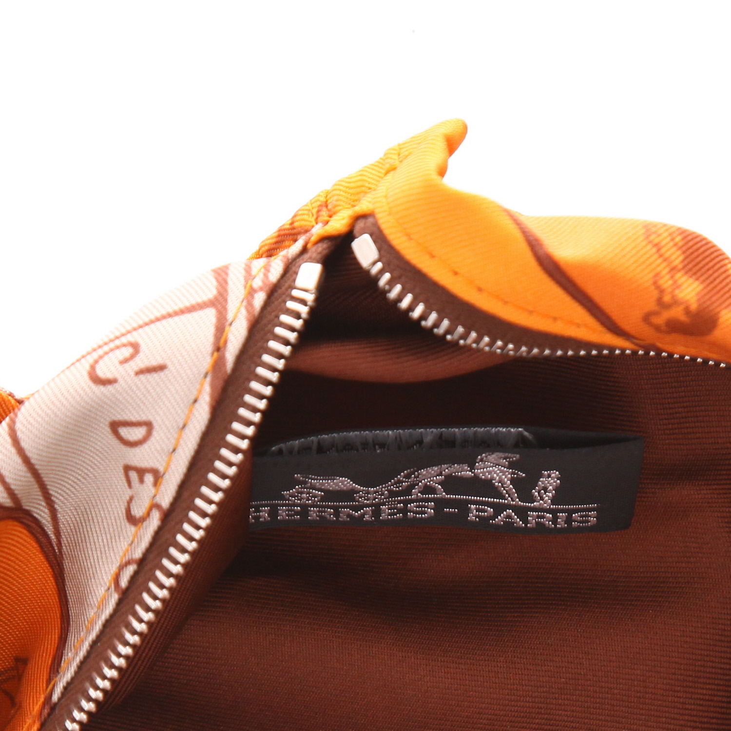 Sac bandoulière Hermès  Silk City en soie orange et cuir Barénia fauve - Detail D2