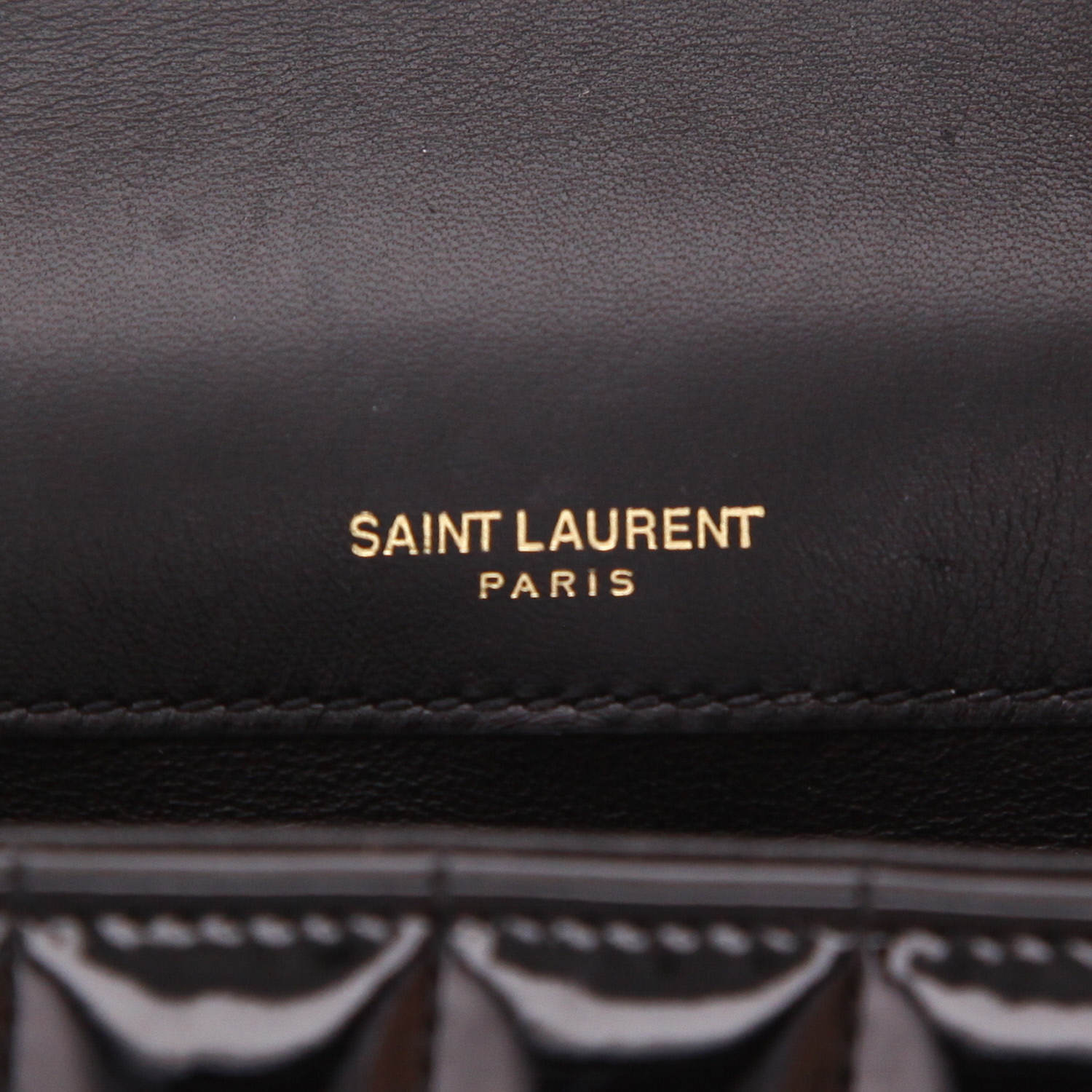 Bolso bandolera Saint Laurent  Vicky modelo pequeño  en charol negro - Detail D2