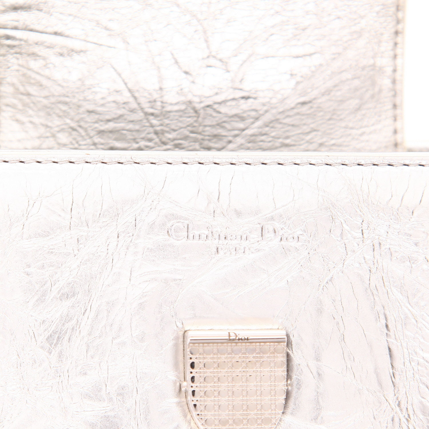 Bolso de mano Dior  Diorever en cuero plateado - Detail D2