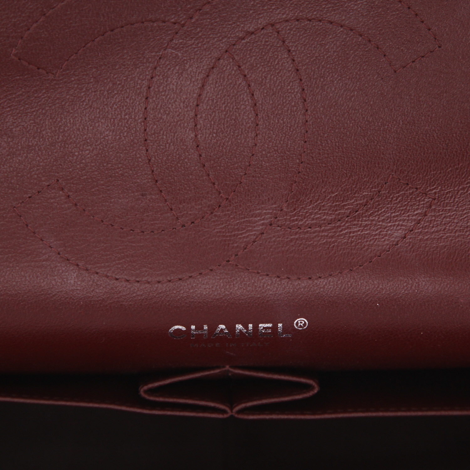 Chanel  Timeless Jumbo shoulder bag  in black quilted grained leather - Detail D2