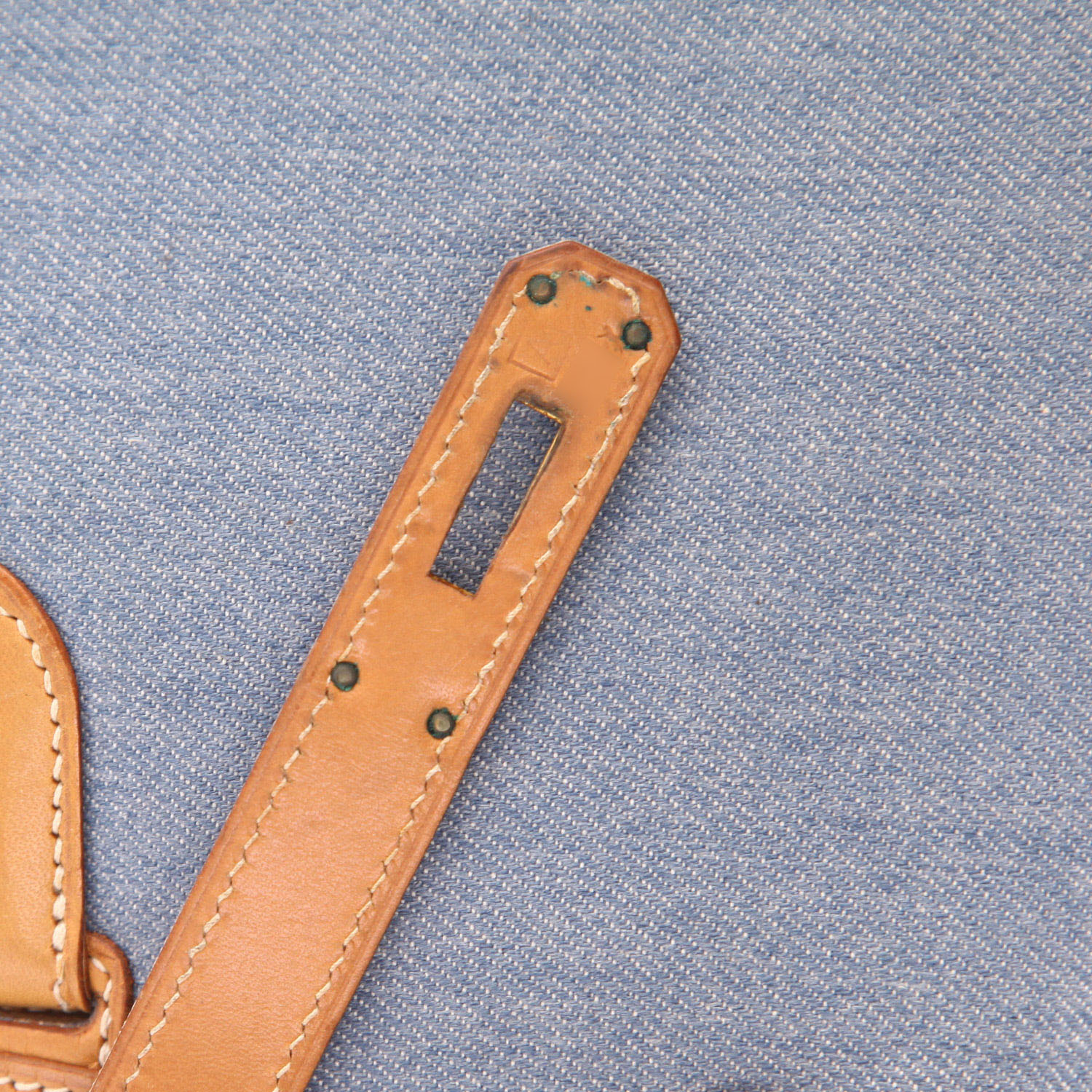 Borsa Hermès  Kelly 32 cm in pelle naturale e tela denim blu - Detail D4