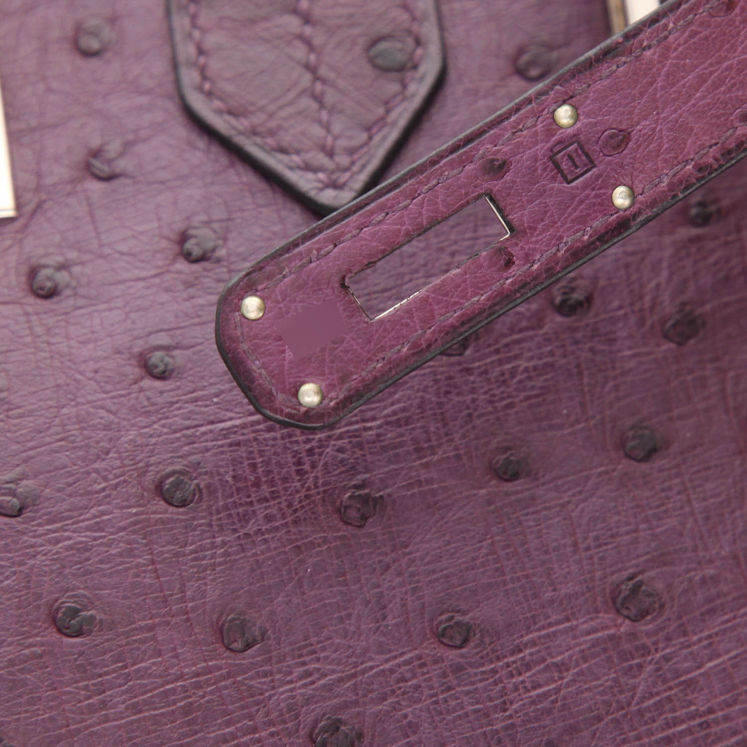 Bolso de mano Hermès  Birkin 30 cm en avestruz violeta - Detail D4