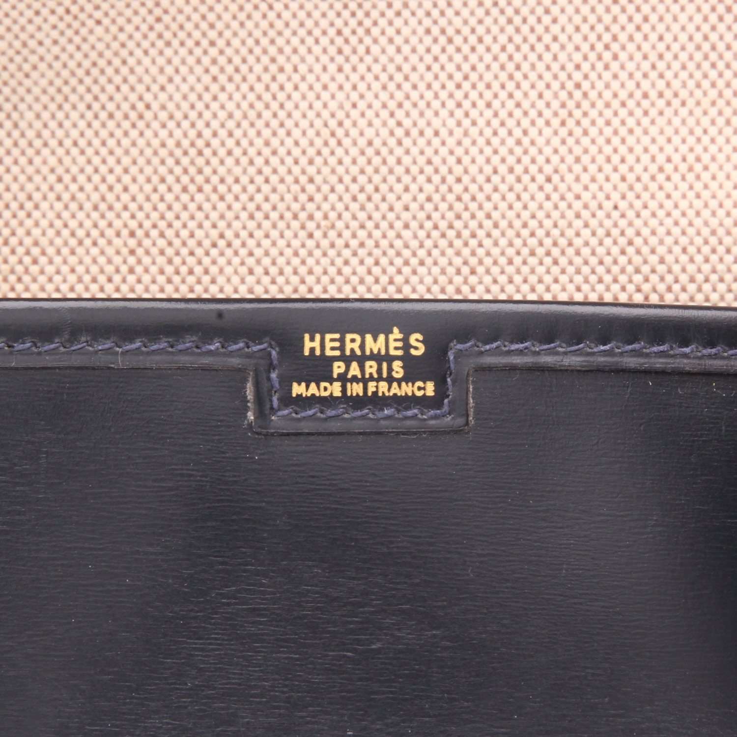 Bolsito de mano Hermès Jige en cuero box azul marino - Detail D2