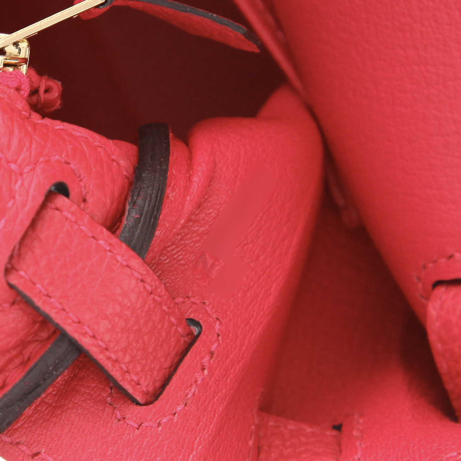 Bolso de mano Hermès  Kelly 25 cm en cuero togo color frambuesa - Detail D4