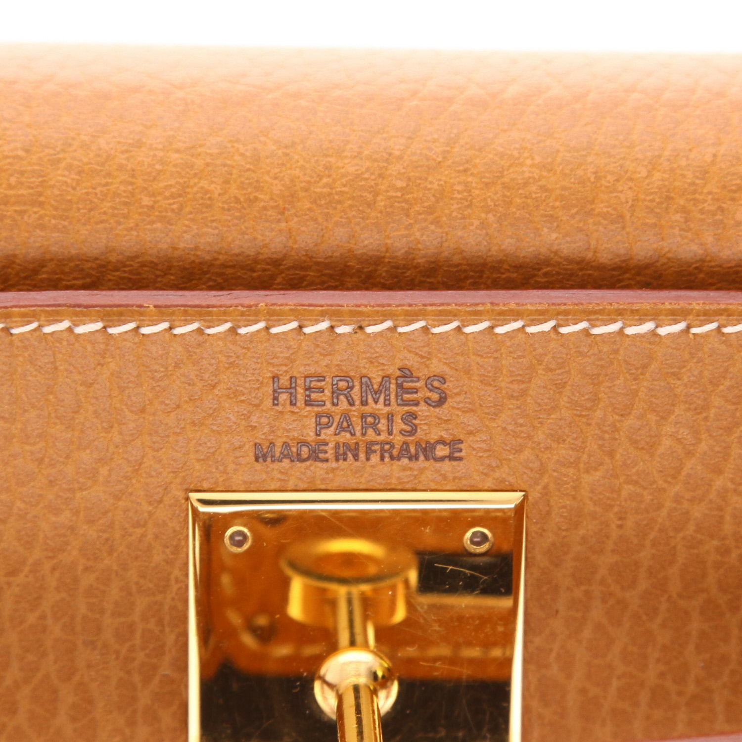 Bolso de mano Hermès  Kelly 32 cm en vaca bermeja color oro - Detail D2