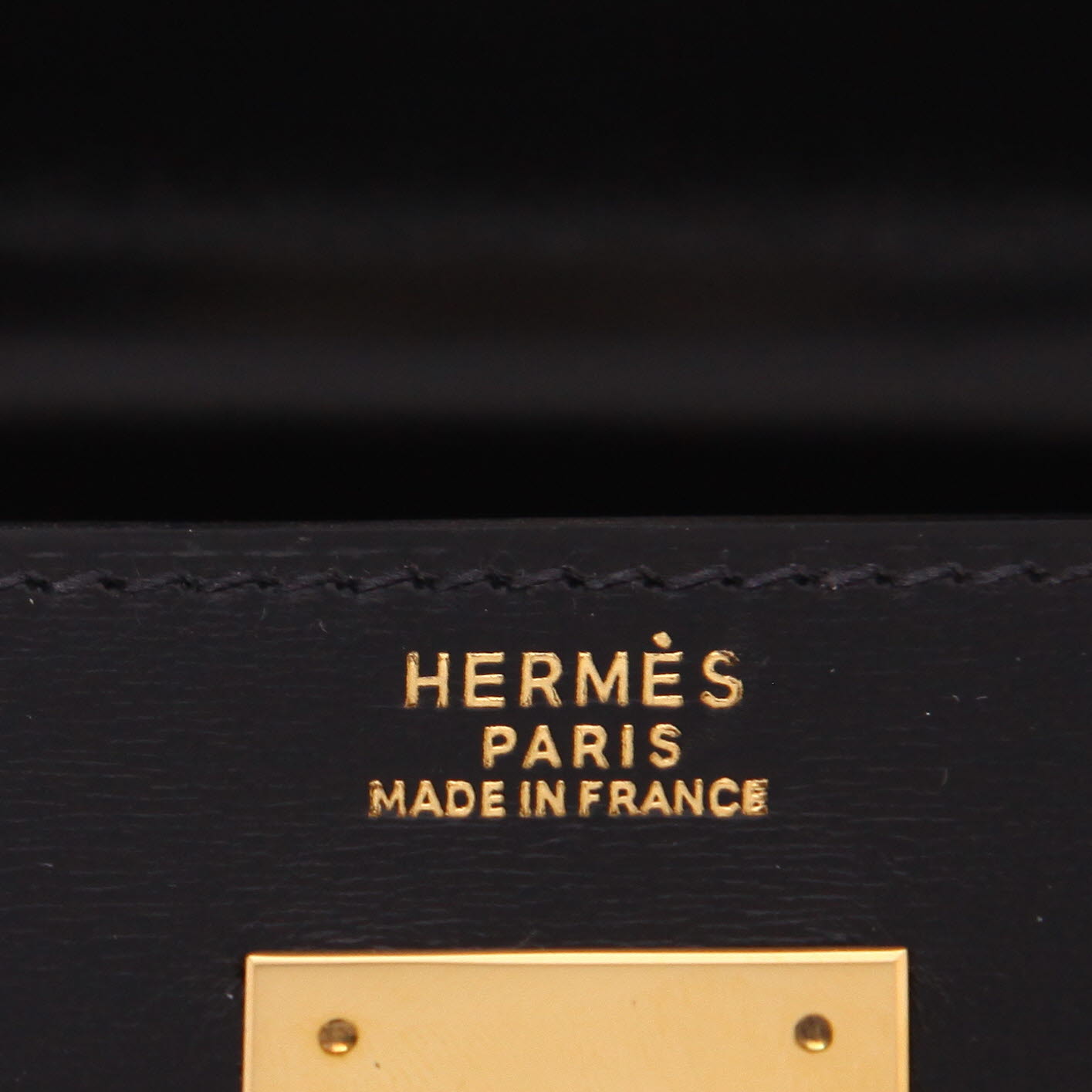 Bolso de mano Hermès  Kelly 32 cm en cuero box negro - Detail D2
