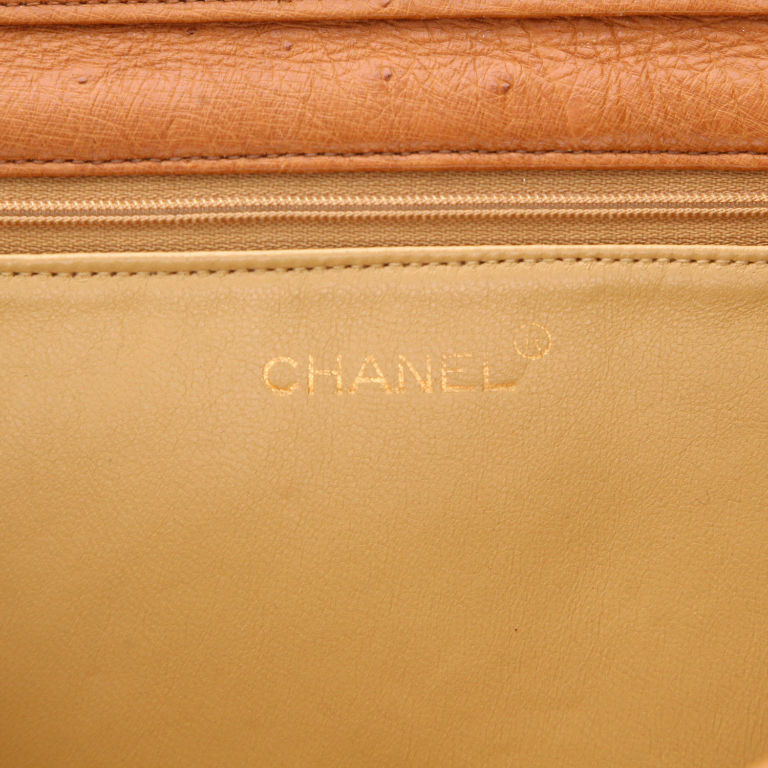 Chanel  Vintage handbag  in gold ostrich leather - Detail D2