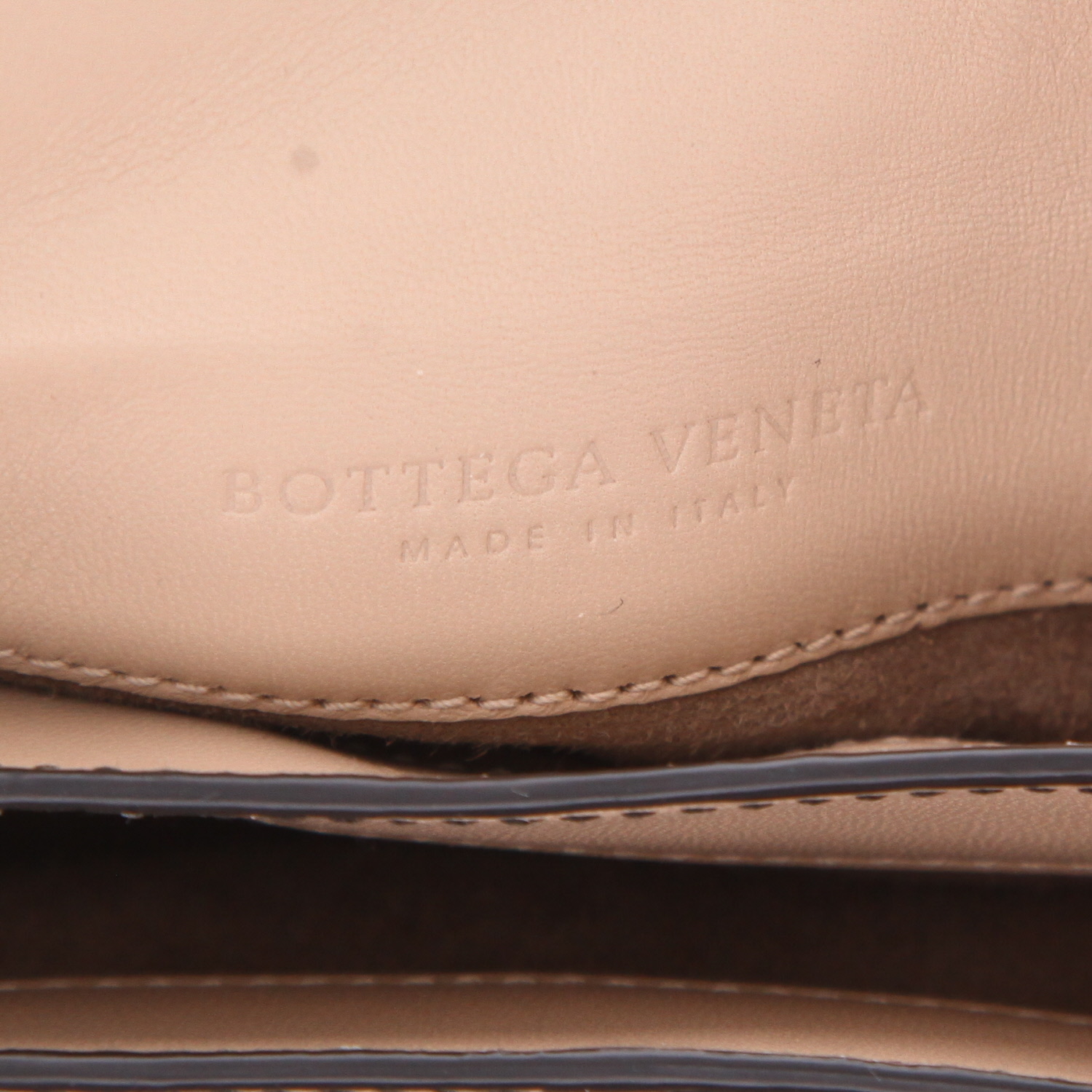 Sac bandoulière Bottega Veneta  Piazza petit modèle  en cuir beige blanc-cassé et marron - Detail D2