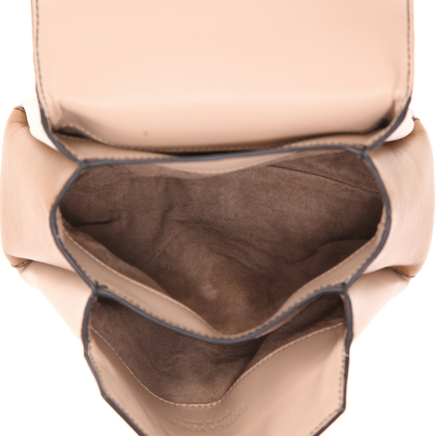 Sac bandoulière Bottega Veneta  Piazza petit modèle  en cuir beige blanc-cassé et marron - Detail D3