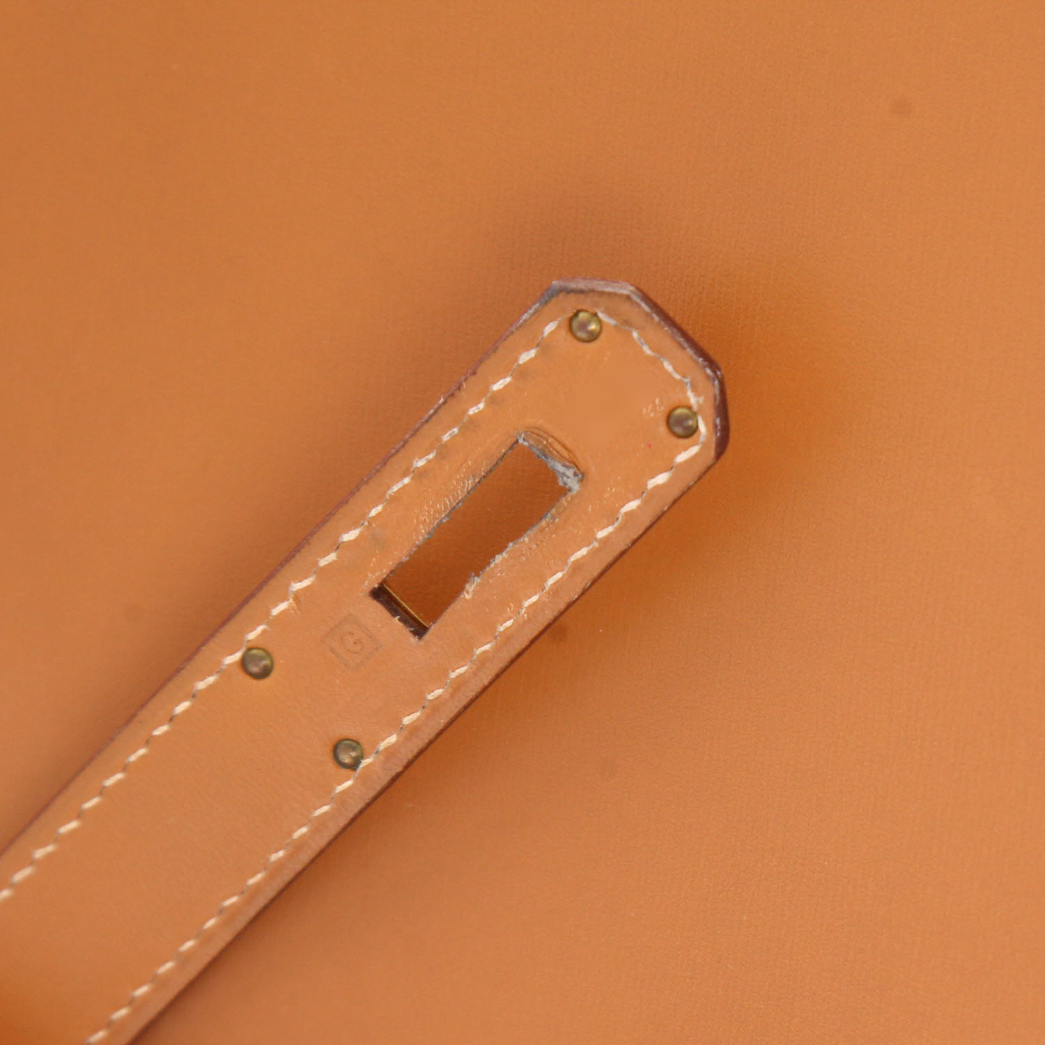 Hermès  Kelly 32 cm handbag  in gold Chamonix  leather - Detail D4