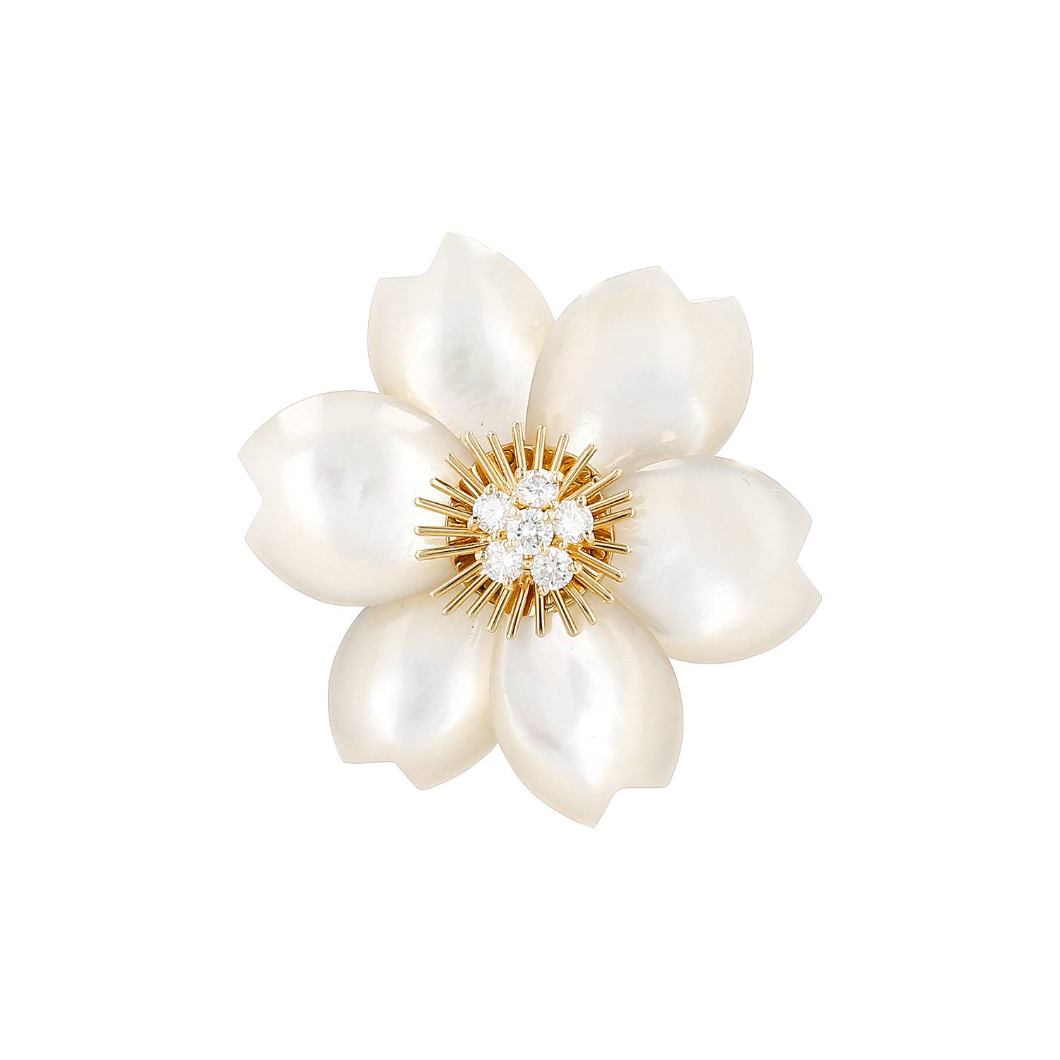 Clip Van Cleef 
Arpels Rose de Noel petit modèle en or jaune, diamants et nacre