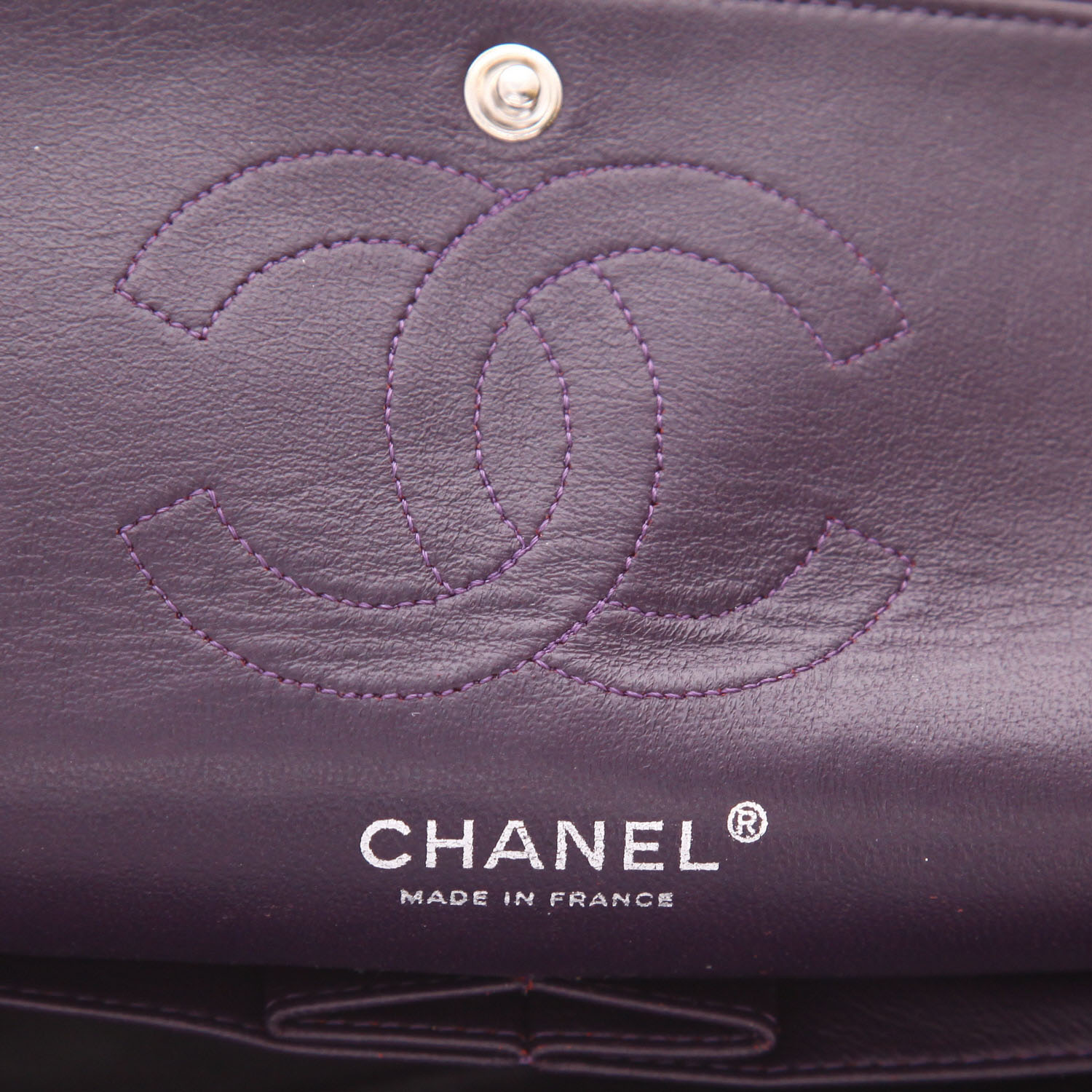 Chanel  Timeless Classic handbag  in purple quilted leather - Detail D2