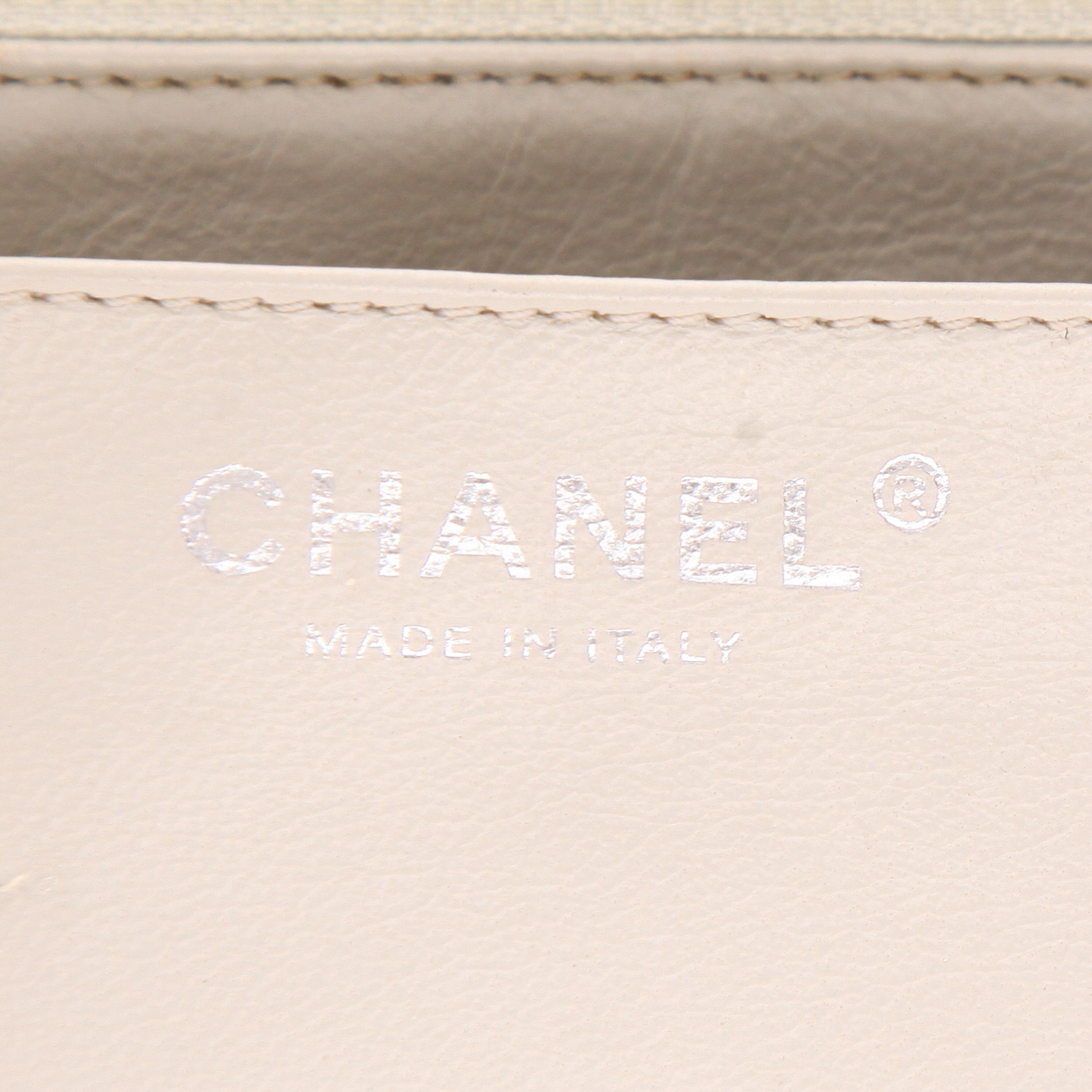 Chanel  Timeless handbag  in orange patent quilted leather - Detail D2