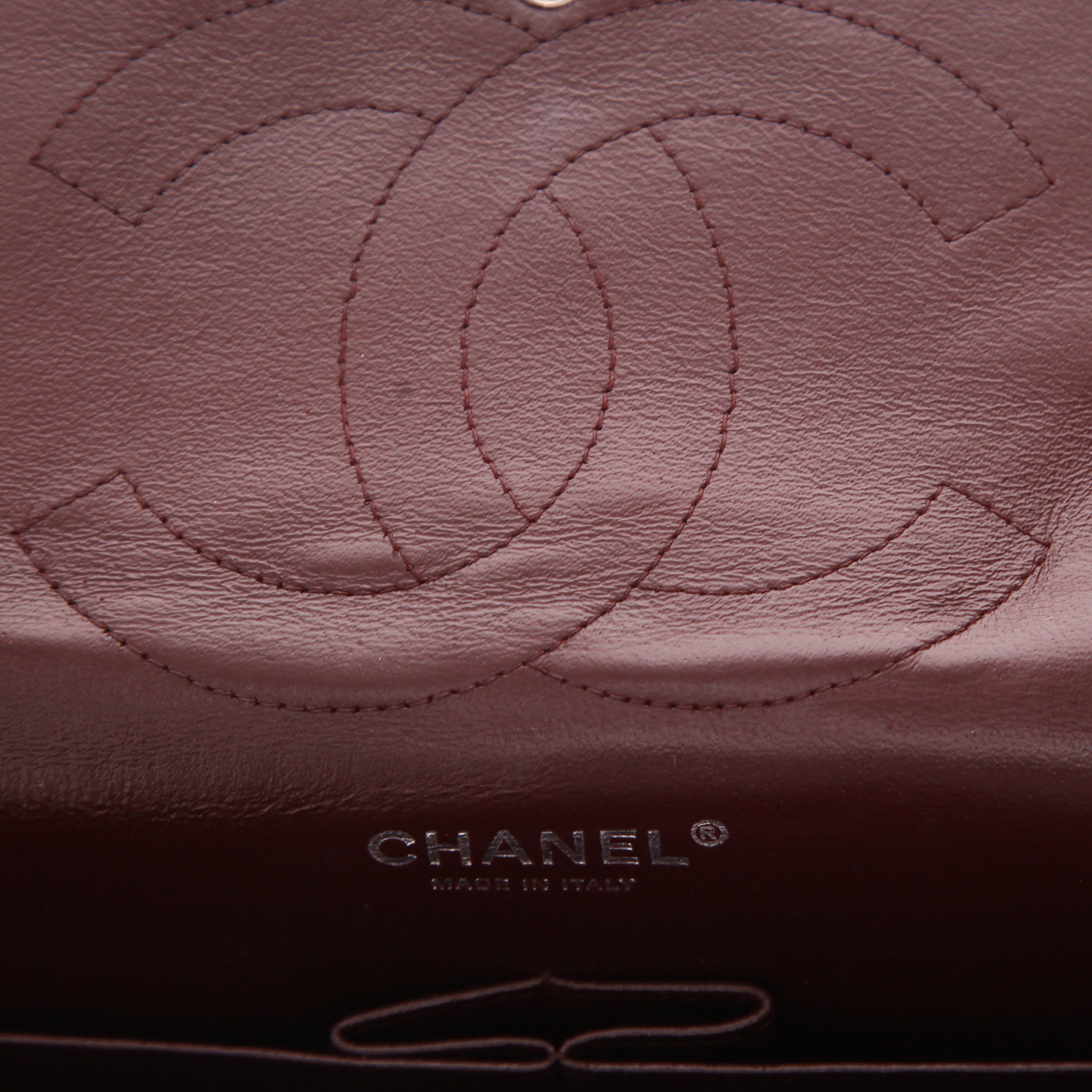 Bolso bandolera Chanel  Timeless Jumbo en cuero acolchado negro - Detail D2