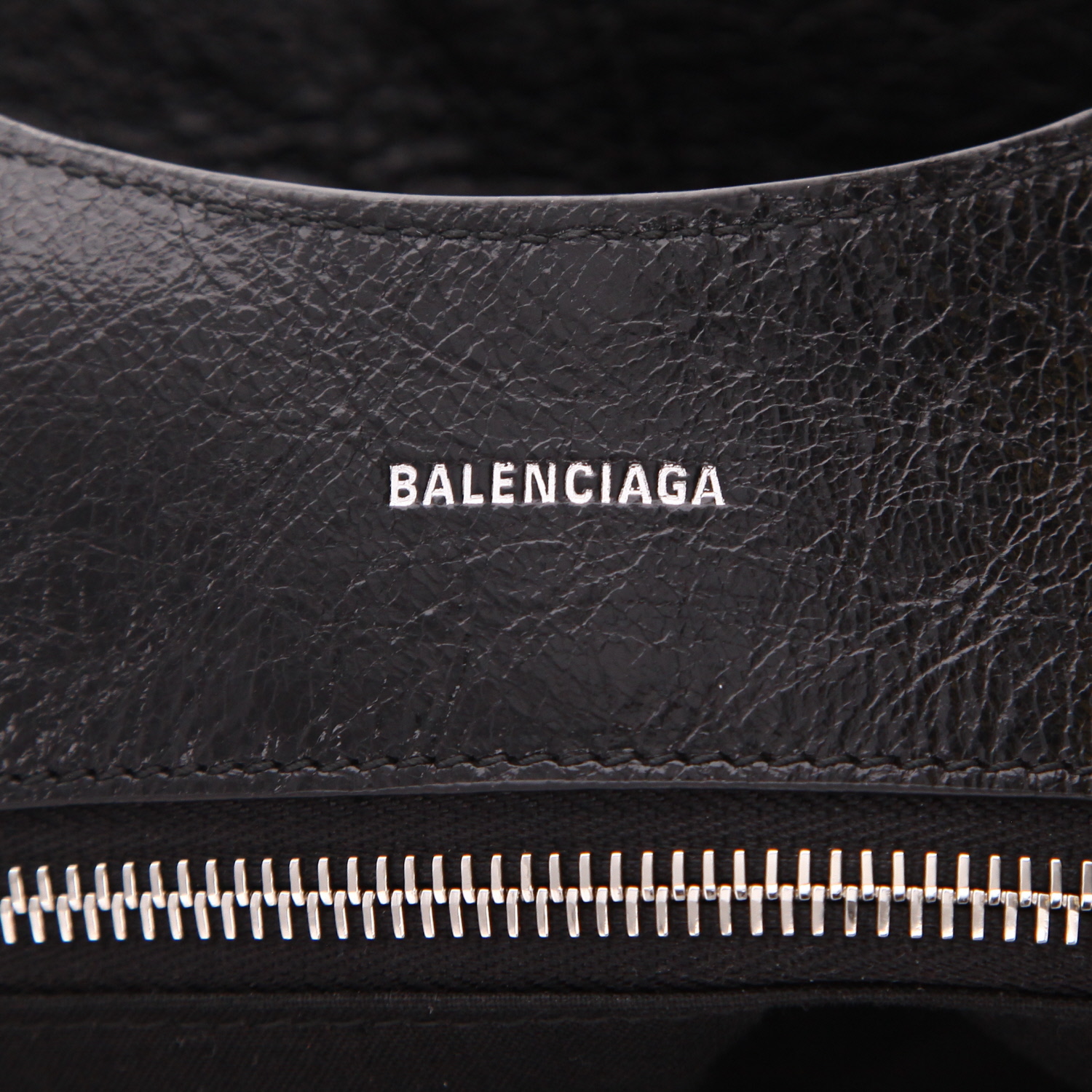 Balenciaga Cagole large model shopping bag in black burnished leather - Detail D2