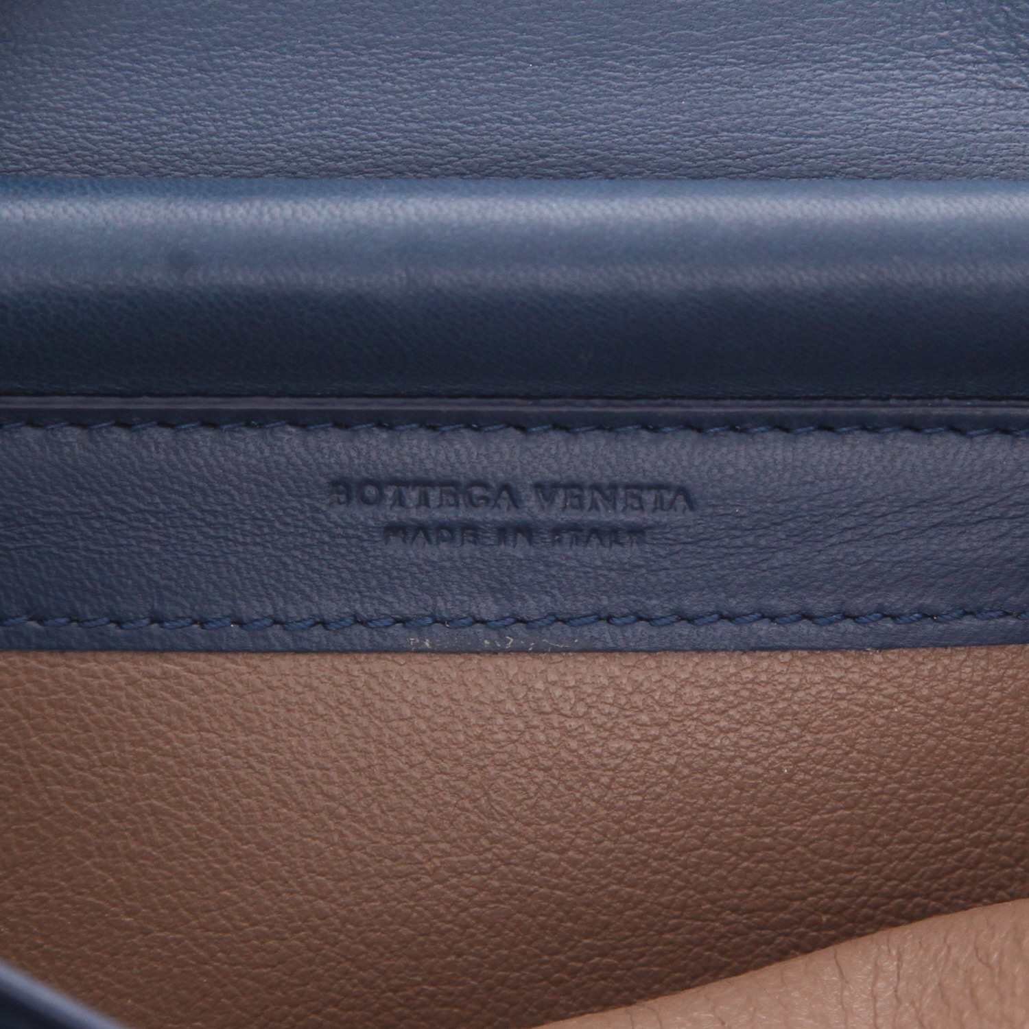 Bolso bandolera Bottega Veneta   en cuero intrecciato azul - Detail D2