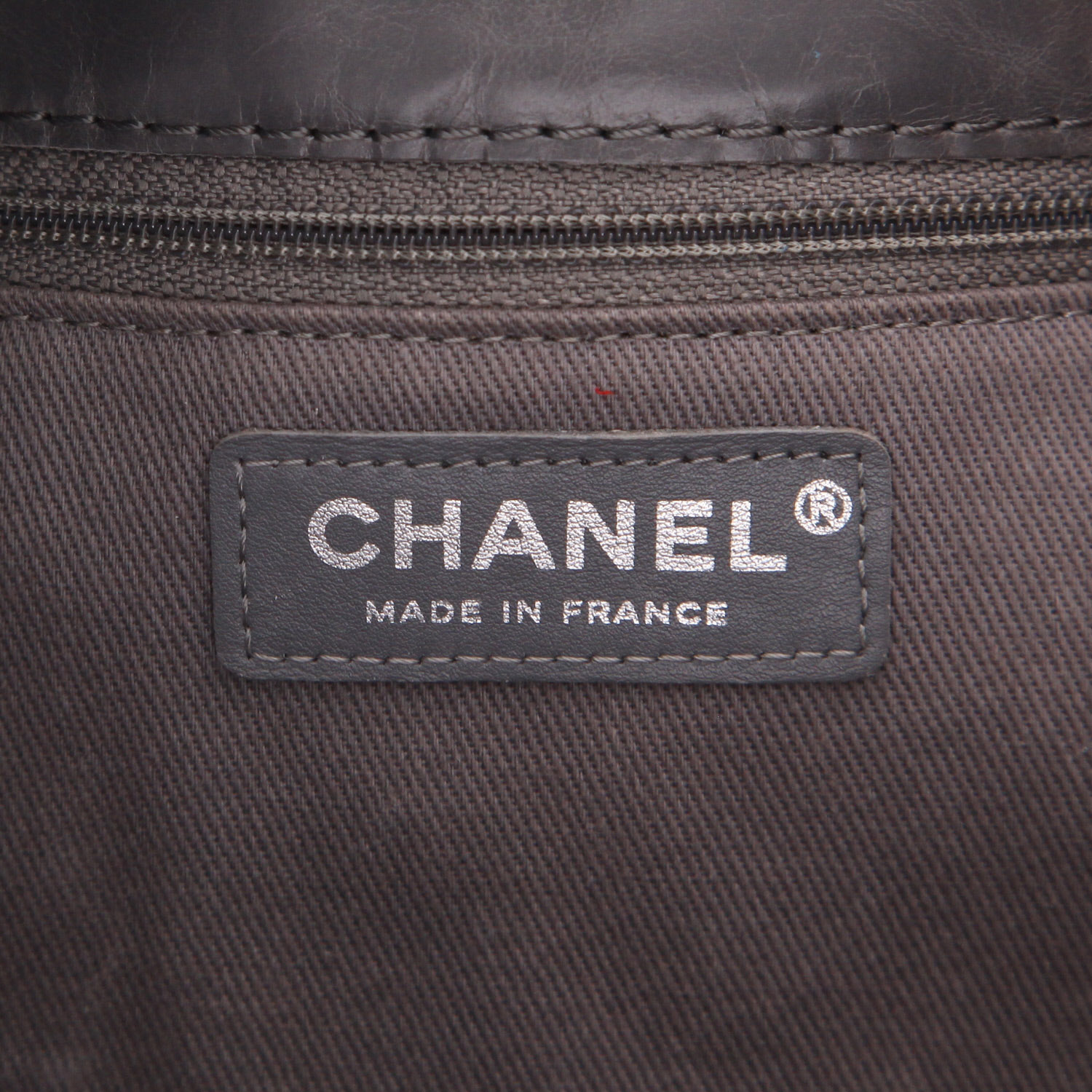 Sac à main Chanel   en cuir matelassé gris - Detail D2