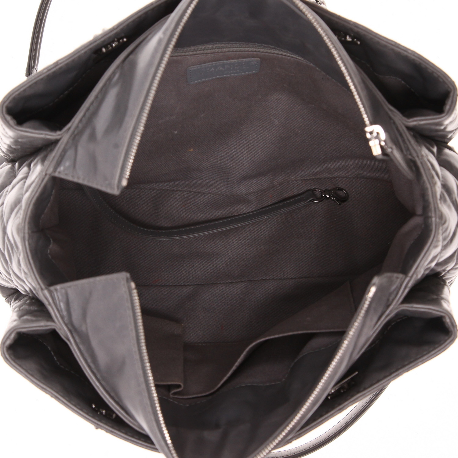 Sac à main Chanel   en cuir matelassé gris - Detail D3