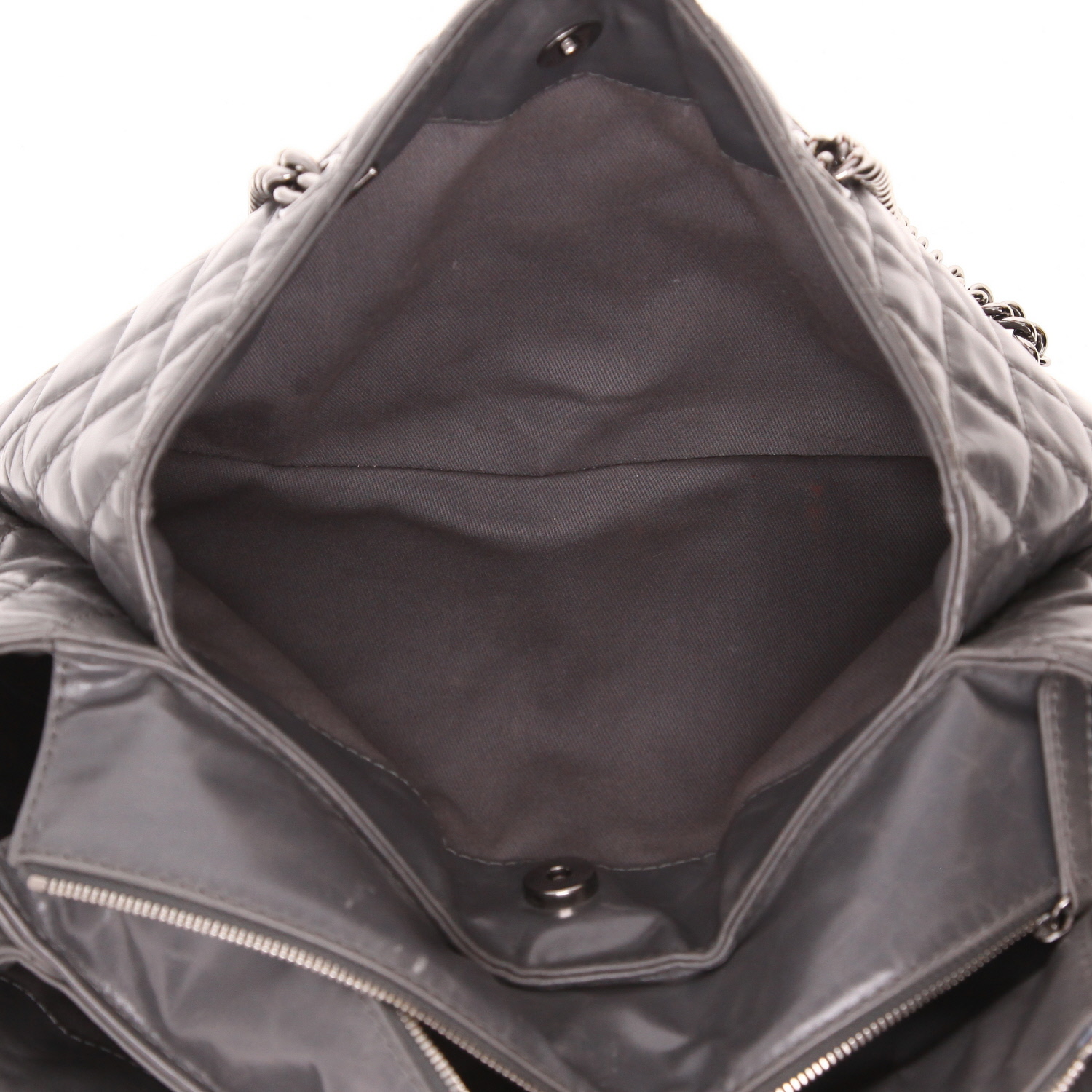 Sac à main Chanel   en cuir matelassé gris - Detail D4
