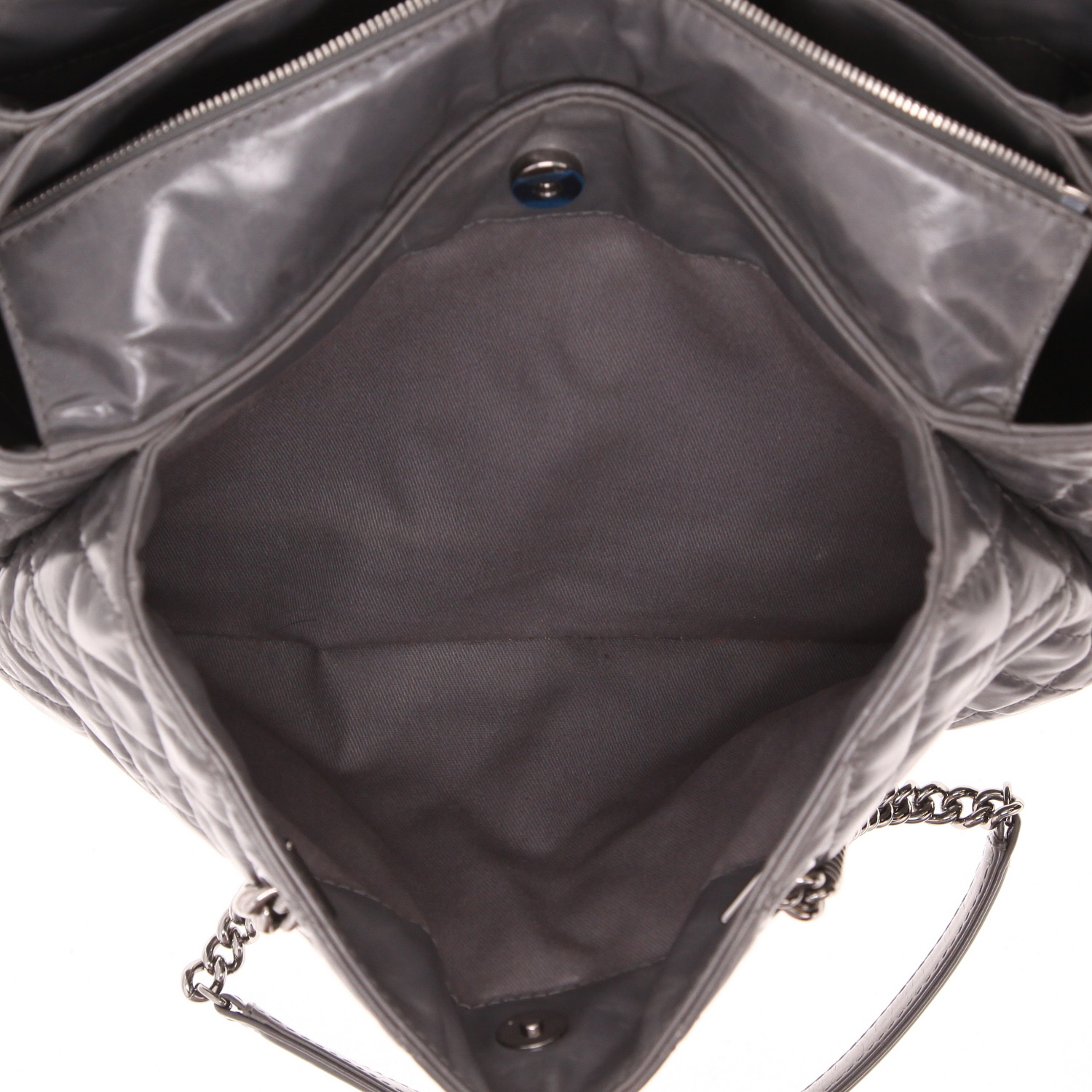 Sac à main Chanel   en cuir matelassé gris - Detail D5
