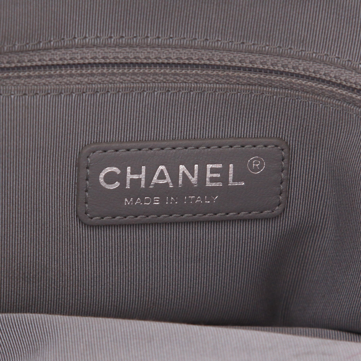 Sac cabas Chanel  Boy Shopping Tote en cuir matelassé gris - Detail D2