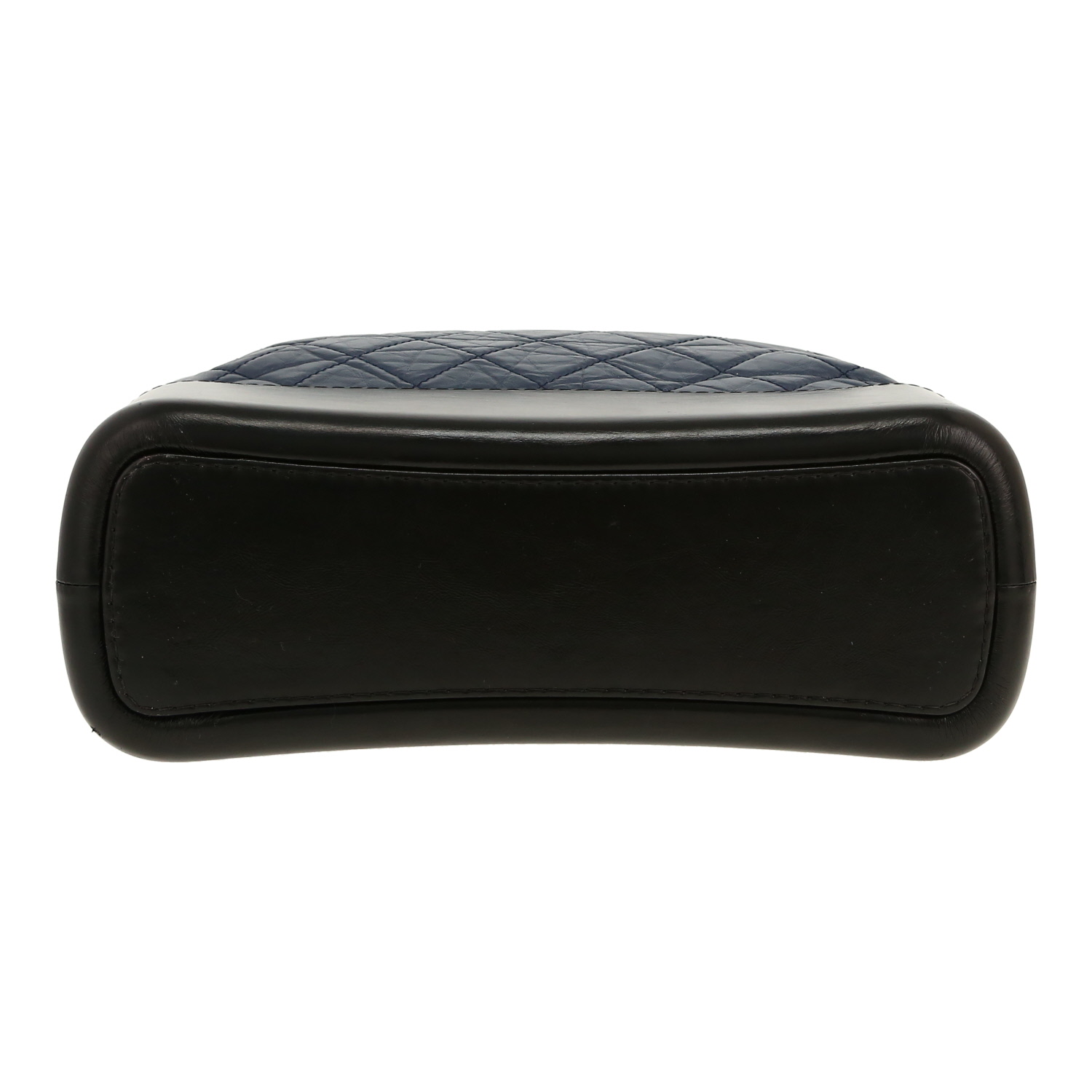 Bolso bandolera Chanel  Gabrielle  modelo mediano  en cuero acolchado azul y cuero liso negro - Detail D1