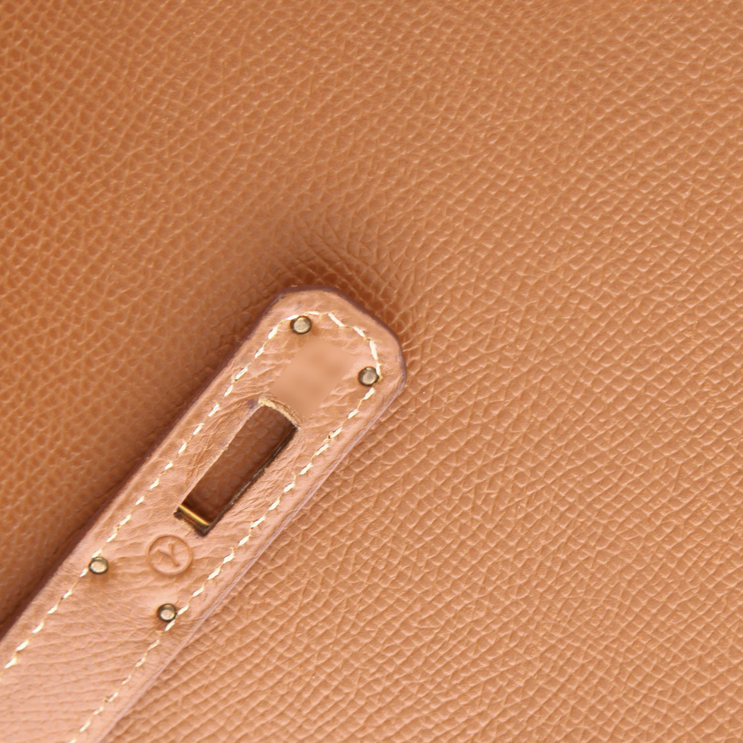 Bolso de mano Hermès  Kelly 32 cm en cuero Courchevel color oro - Detail D4