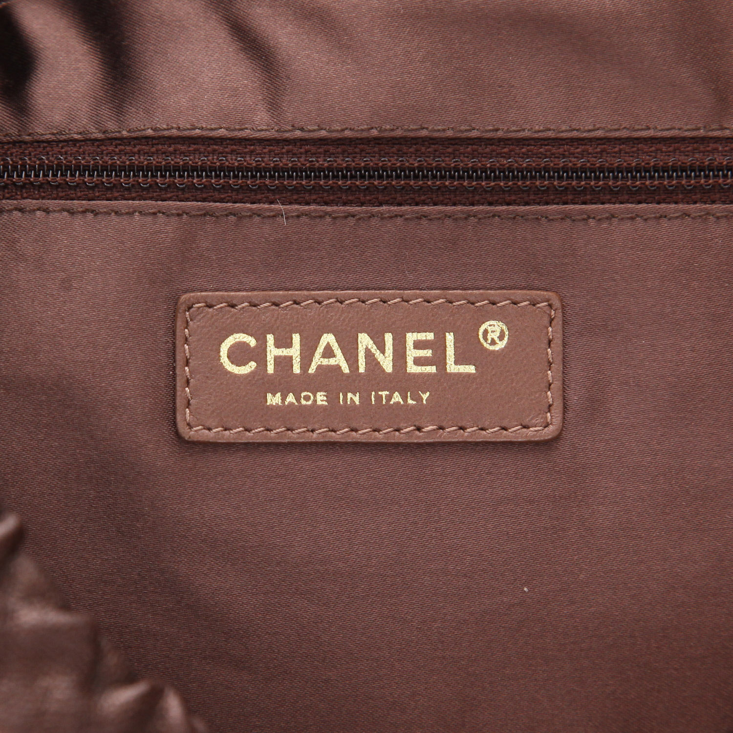 Sac cabas Chanel  Coco cabas en cuir irisé marron - Detail D2