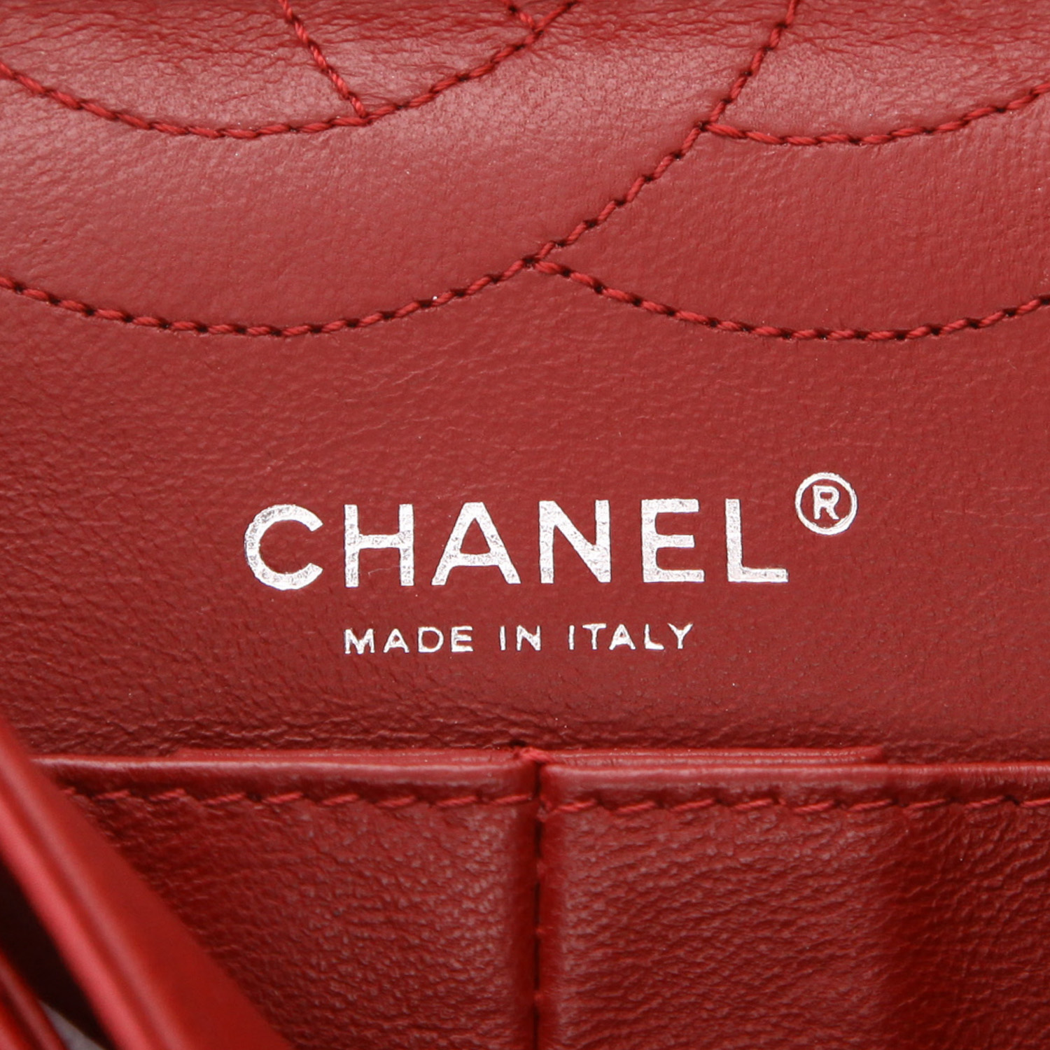 Sac bandoulière Chanel  2.55 en cuir matelassé rouge - Detail D2