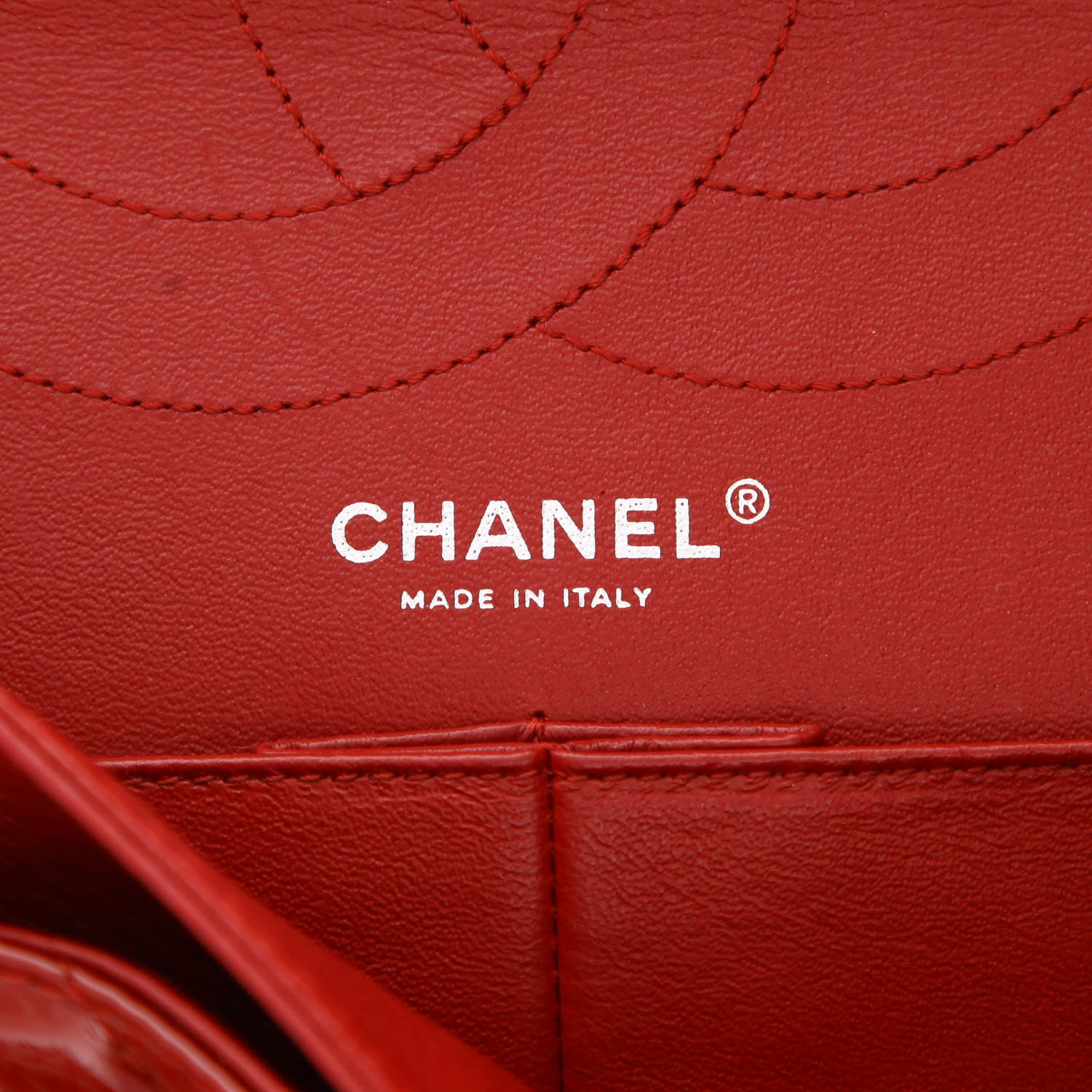 Sac à main Chanel  2.55 grand modèle  en cuir verni matelassé rouge - Detail D2
