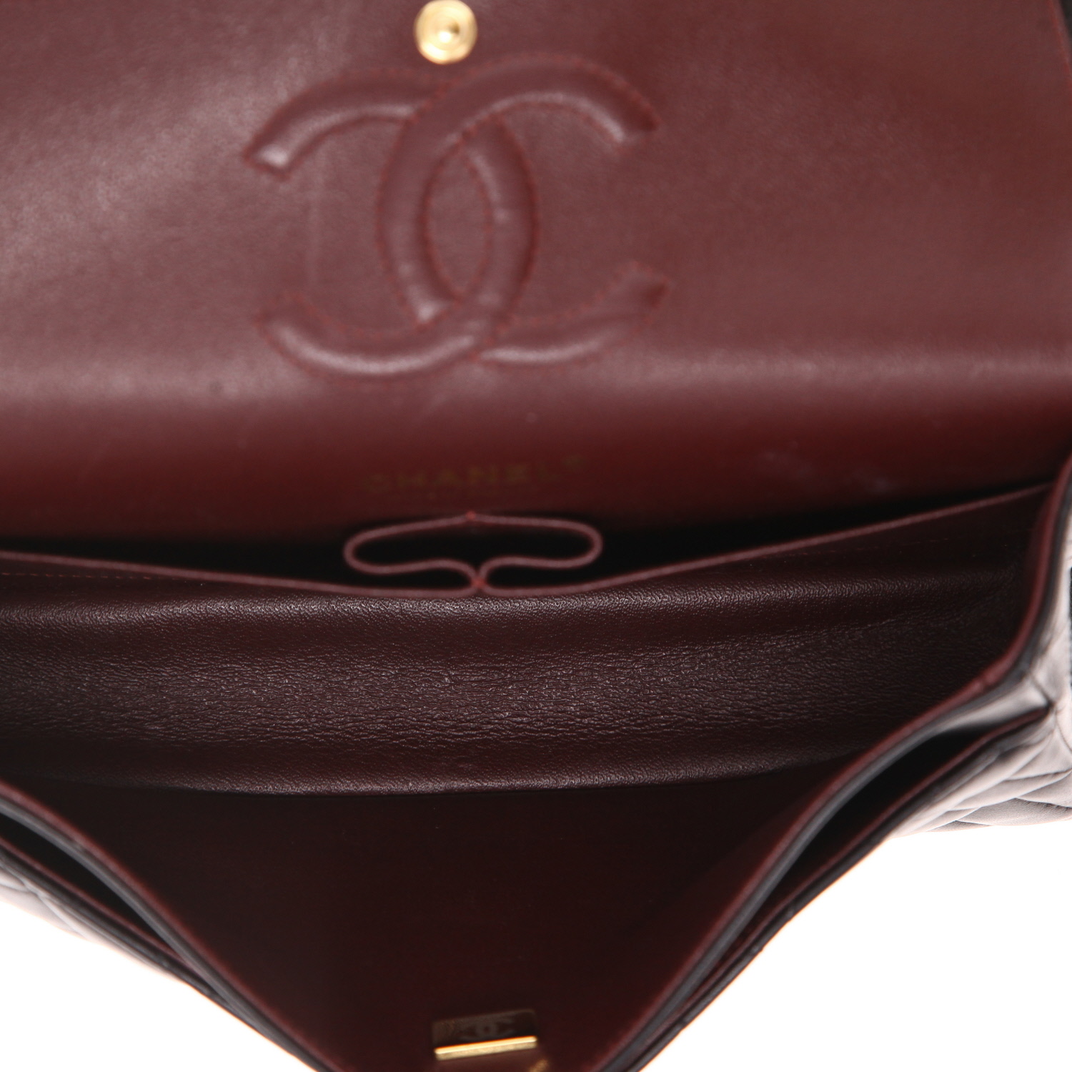 Sac à main Chanel  Timeless Classic en cuir matelassé noir - Detail D3