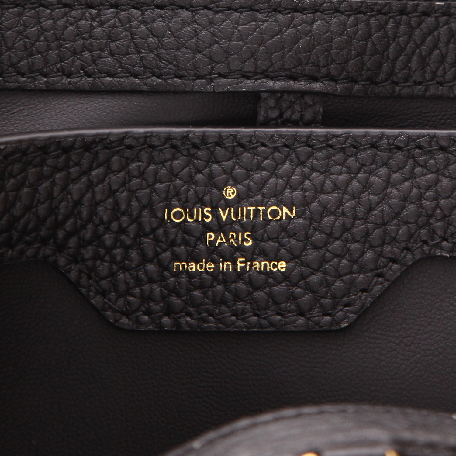 Louis Vuitton  Capucines medium model  handbag  in black grained leather - Detail D2