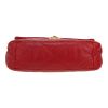 Sac bandoulière Chanel  19 en cuir matelassé rouge - Detail D1 thumbnail
