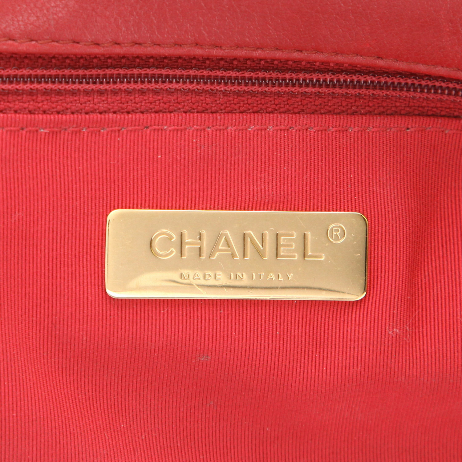 Bolso bandolera Chanel  19 en cuero acolchado rojo - Detail D2