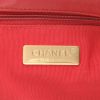 Sac bandoulière Chanel  19 en cuir matelassé rouge - Detail D2 thumbnail