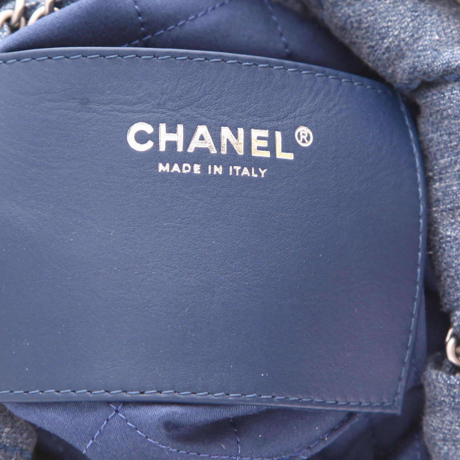 Borsa a tracolla Chanel  22 mini  in tela denim blu - Detail D2