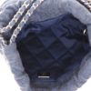 Sac bandoulière Chanel  22 mini  en toile denim bleue - Detail D3 thumbnail