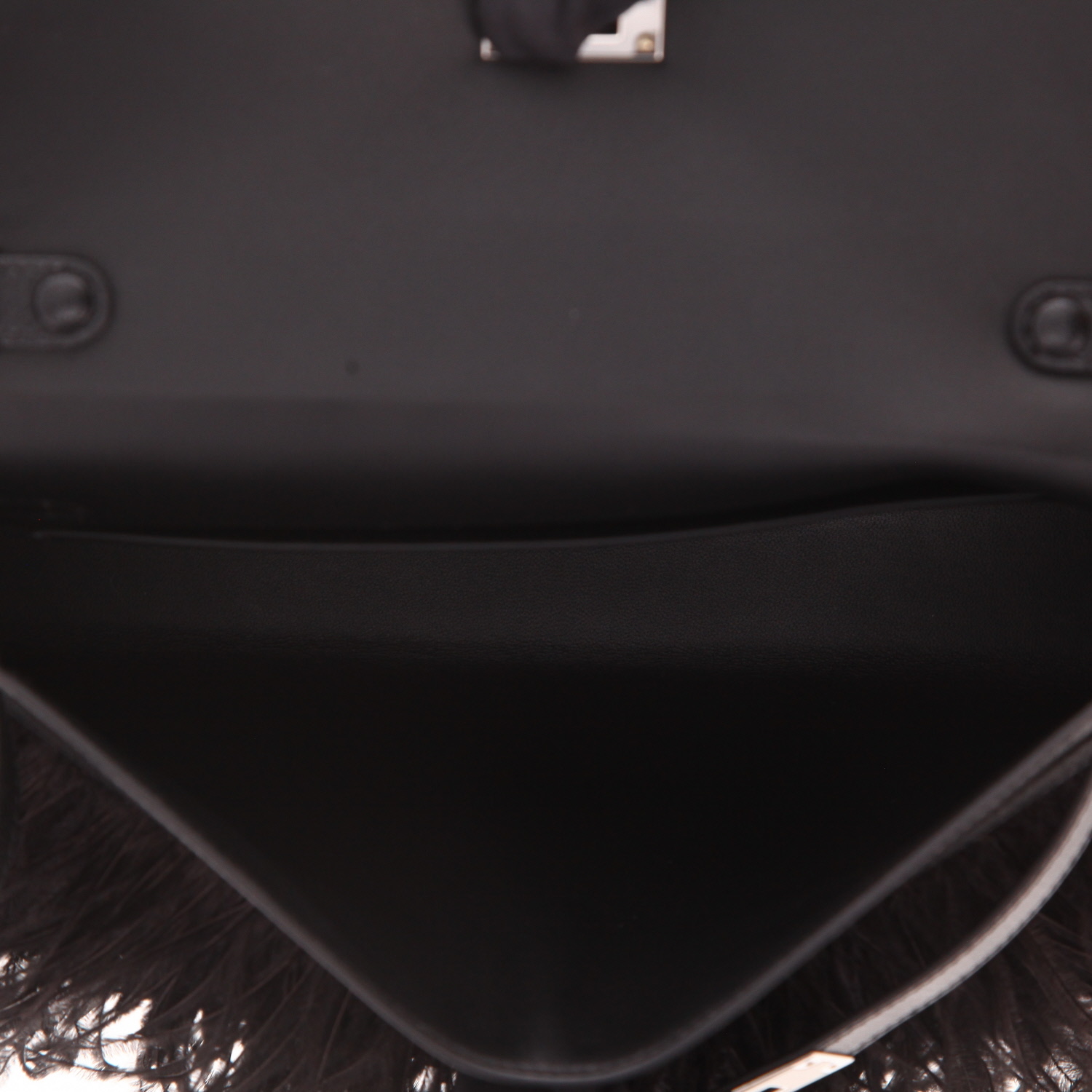 Sac à main Hermès  Kelly Elan Folie en cuir Chamkila noir et plumes d'autruches noires - Detail D3