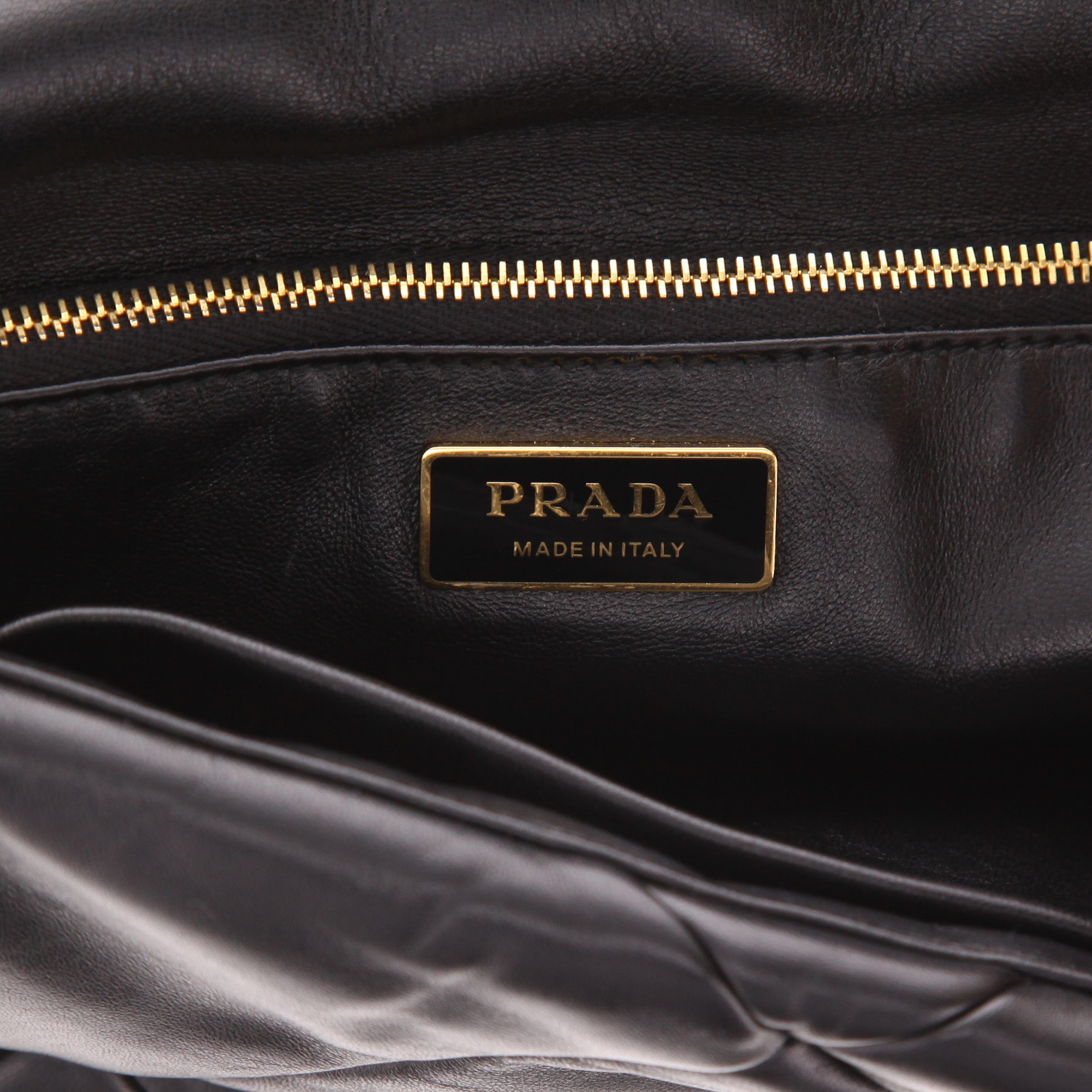 Sac à main Prada   en cuir matelassé noir - Detail D2