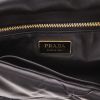 Sac à main Prada   en cuir matelassé noir - Detail D2 thumbnail