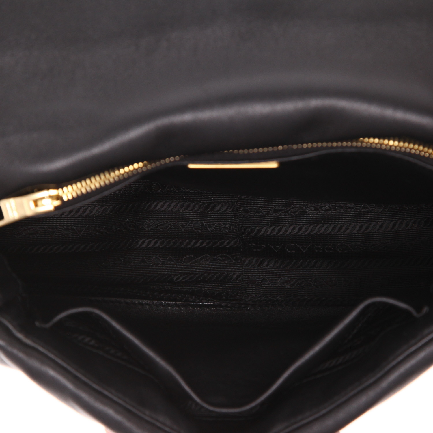 Sac à main Prada   en cuir matelassé noir - Detail D3