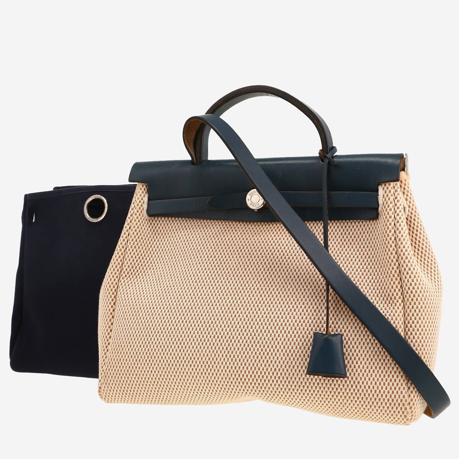 Bolso para llevar al hombro o en la mano Hermès  Herbag en lona beige y cuero azul marino
