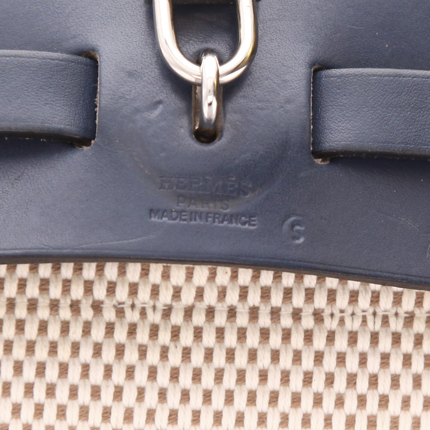 Hermès  Herbag bag worn on the shoulder or carried in the hand  in beige canvas  and navy blue leather - Detail D2