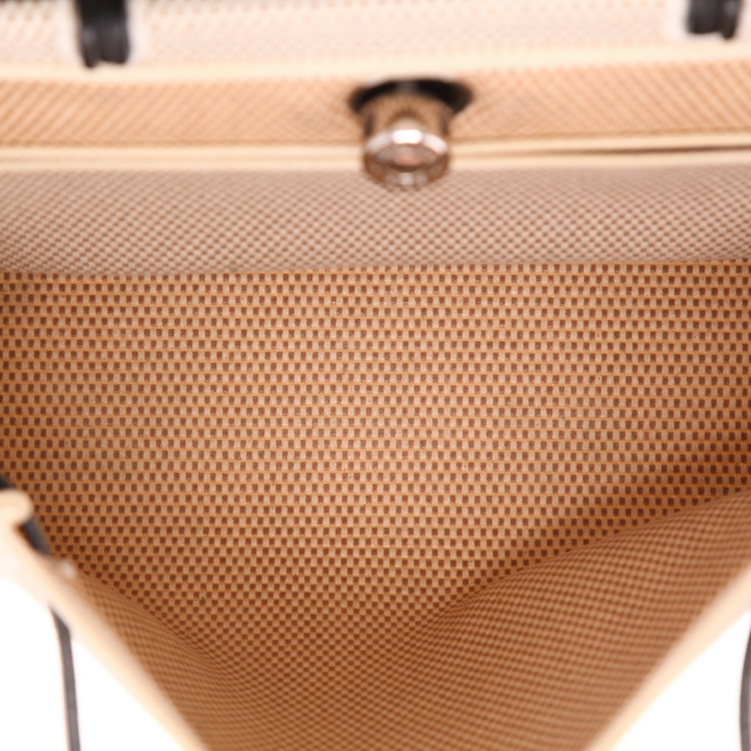 Hermès  Herbag bag worn on the shoulder or carried in the hand  in beige canvas  and navy blue leather - Detail D3