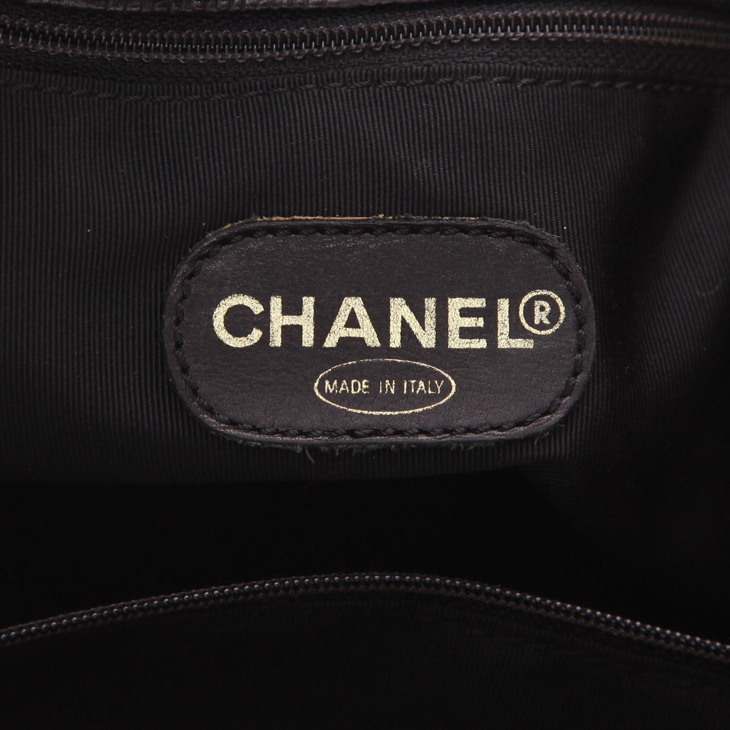 Chanel  Vintage handbag  in black grained leather - Detail D2