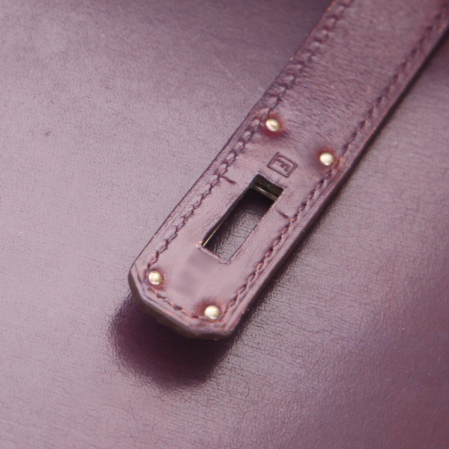 Hermès  Kelly 28 cm handbag  in purple Raisin box leather - Detail D3